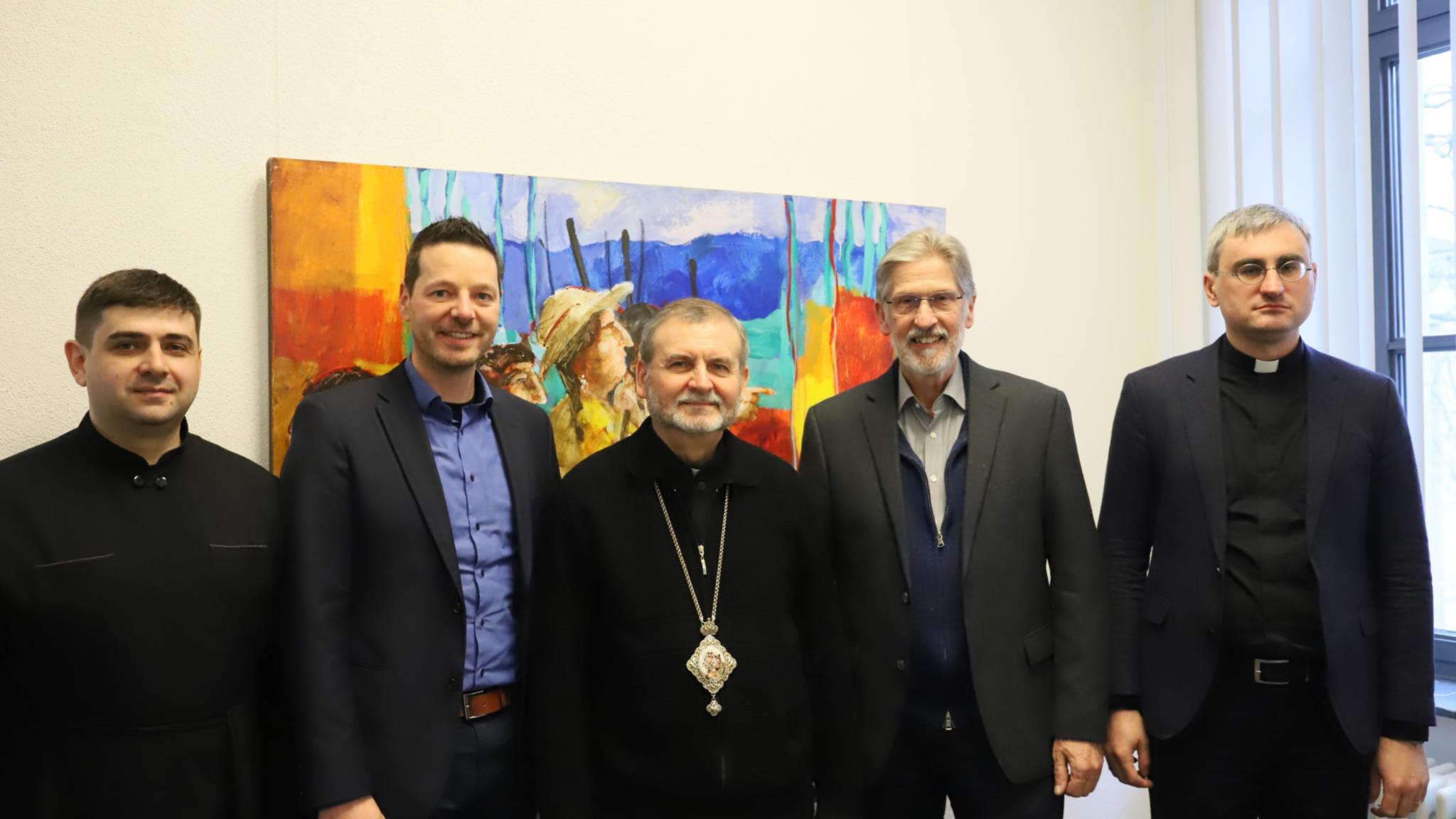 Die Diözesanstelle Weltkirche empfängt den ukrainischen Bischof Dmytro Hryhorak  (Mitte) mit Priester Volodymyr Hrabyk (rechts) und Priesteramtskandidaten Anton Krshelnytskyi (links) im Bistum Trier