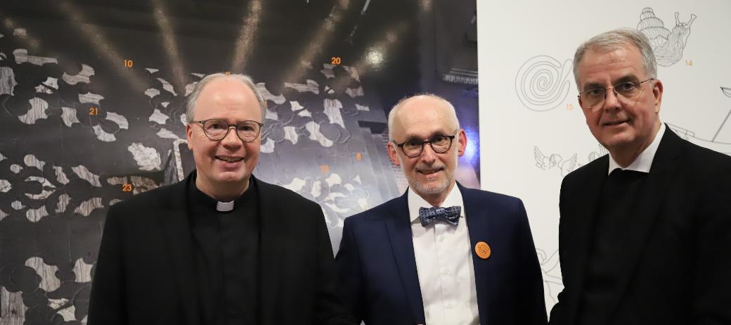 Bischof Dr. Stephan Ackermann, Markus Groß-Morgen und Dompropst Jörg Michael Peters haben die Ausstellung 'Der Trierer Dom im Wandel - was tut die Schnecke vor dem Altar' eröffnet