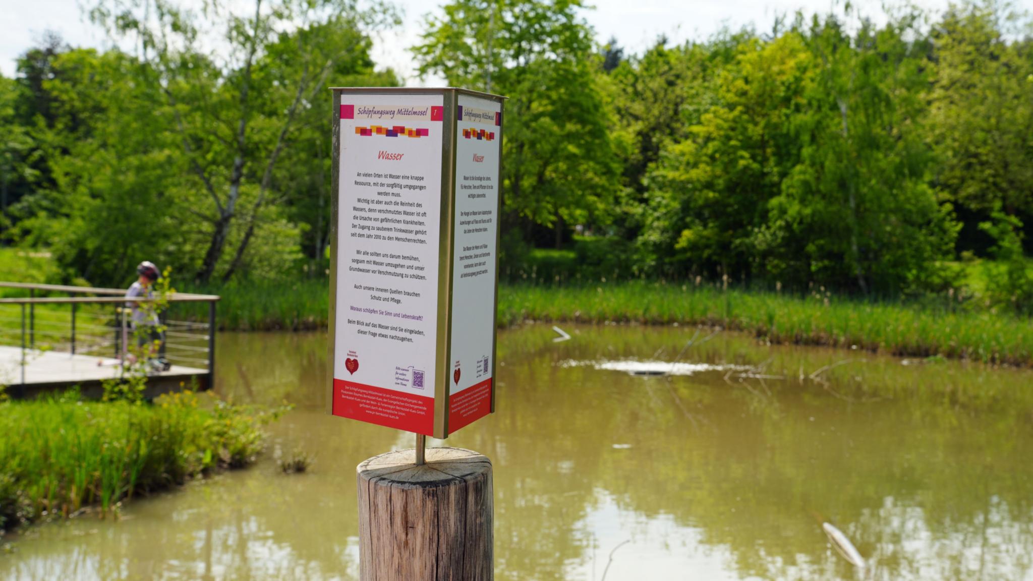 Die erste Station am Teich des neugestalteten Kurparks widmet sich dem Thema Wasser
