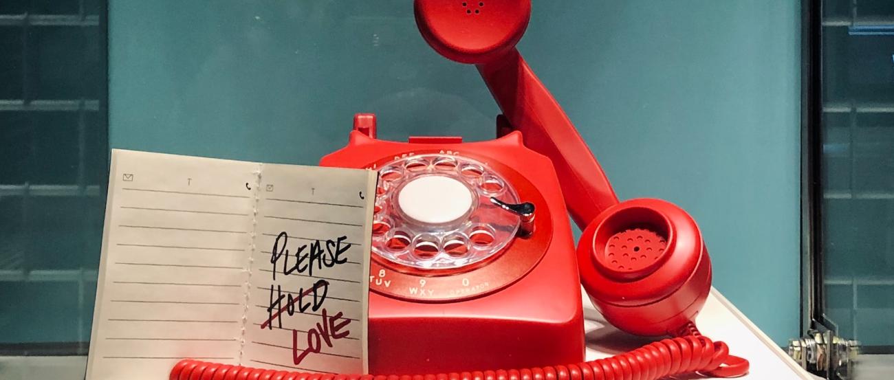 altmodisches rotes Telefon mit offenem Hörer