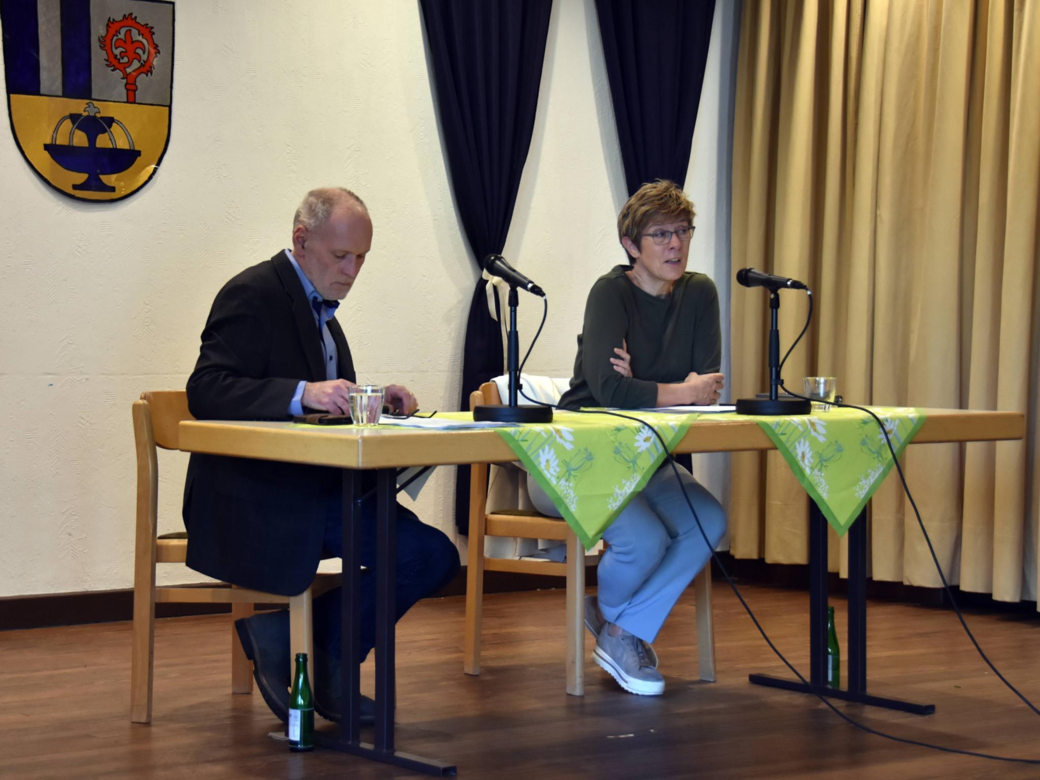 Annegret Kramp-Karrenbauer auf dem Podium mit Moderator Oliver Hilt.