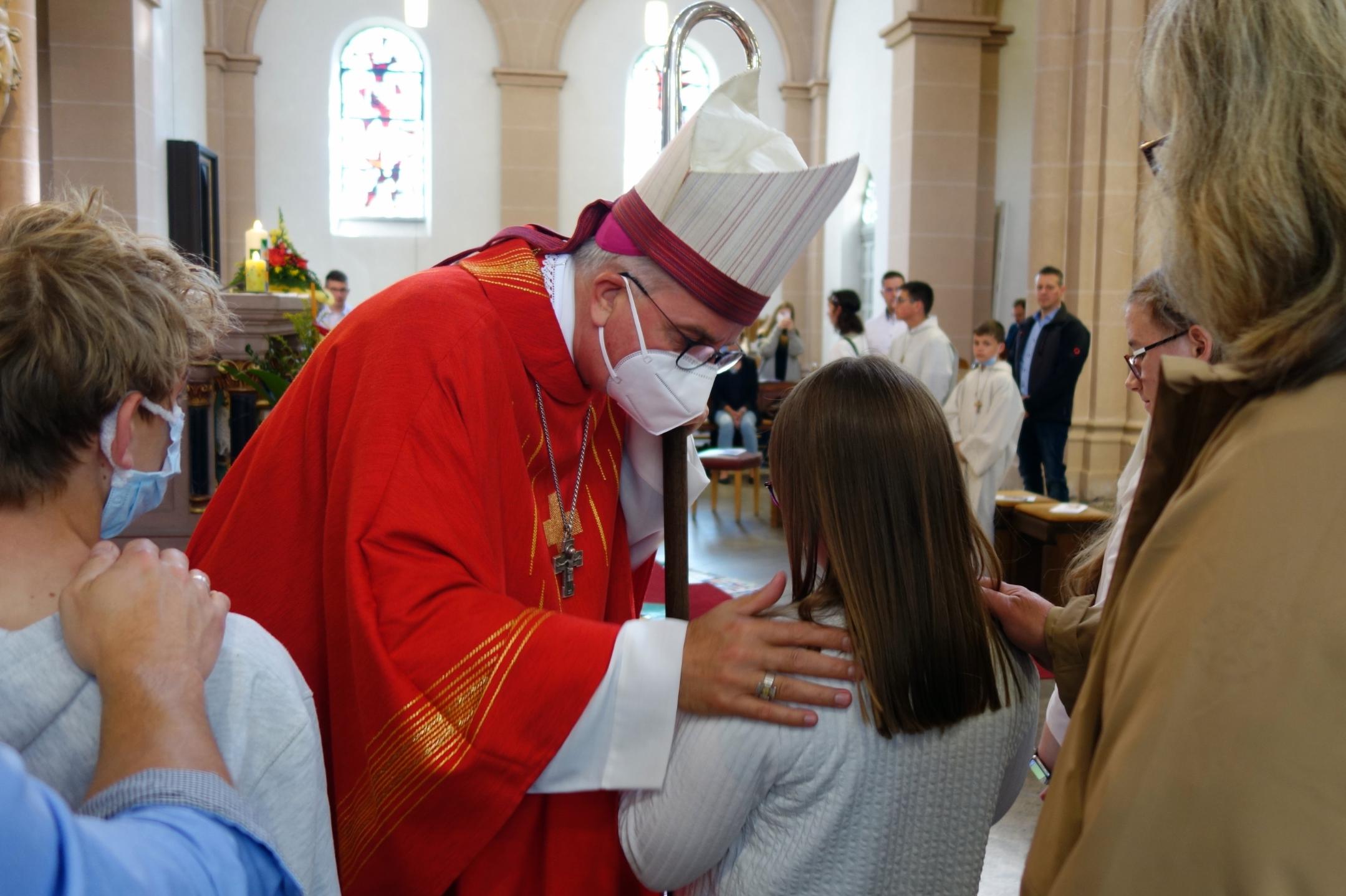 Weihbischof Peters spendet das Sakrament der Firmung. Fotos: Bistum Trier/Julia Fröder