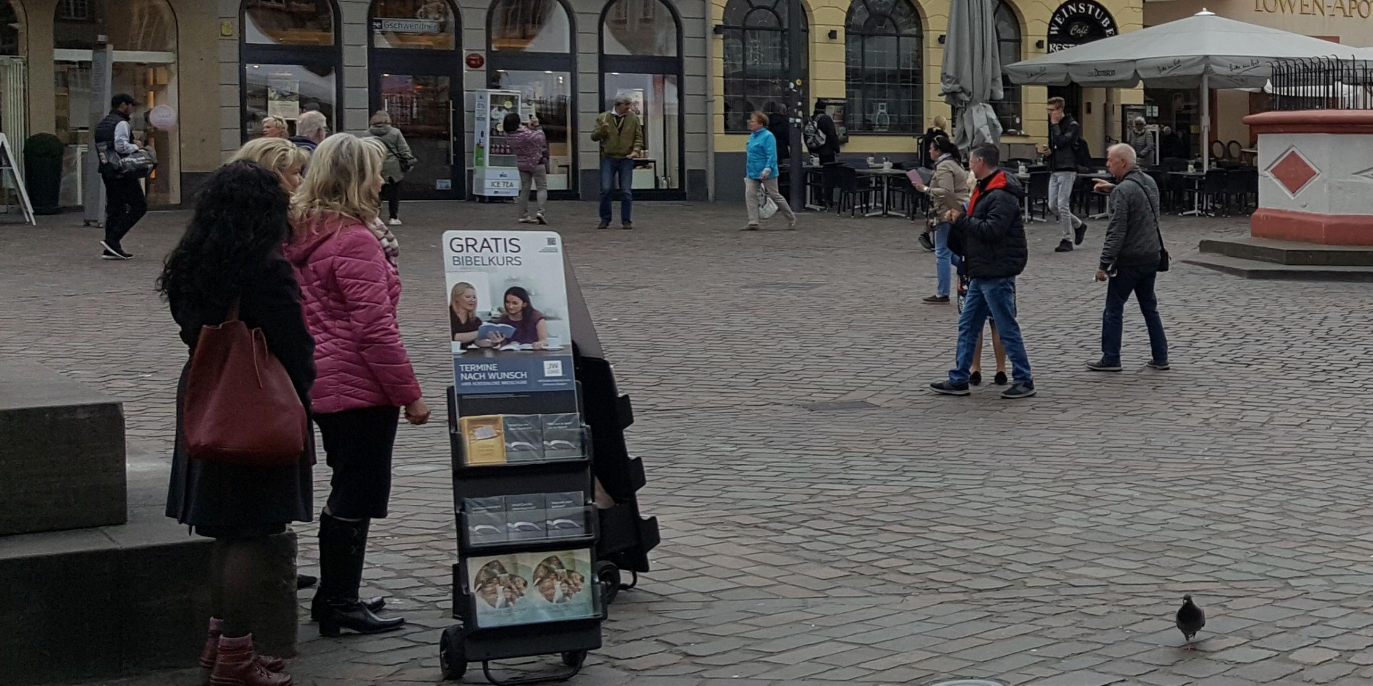 Zeugen Jehovas am Trierer Hauptmarkt