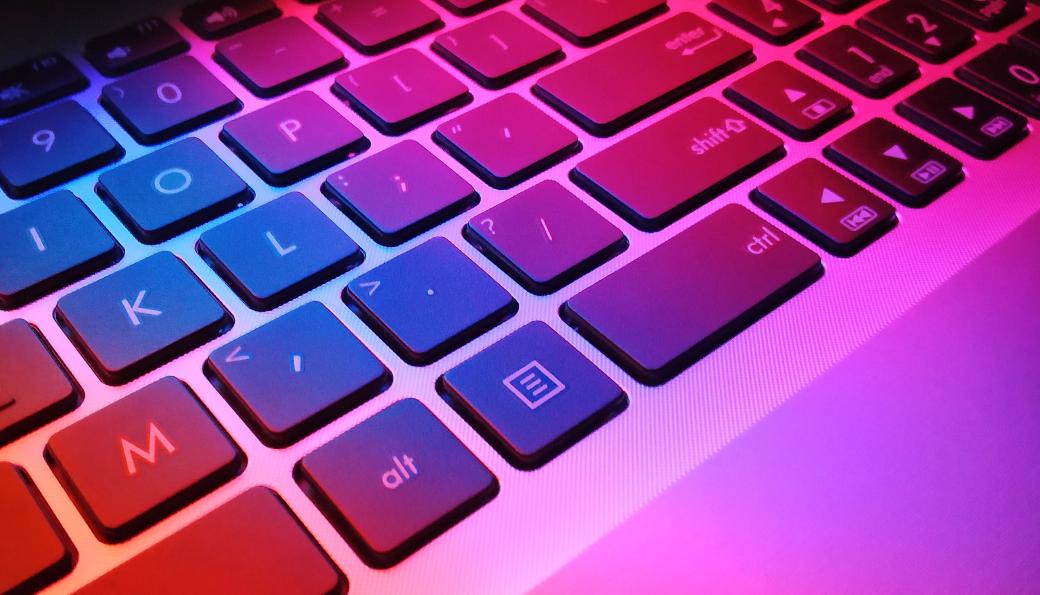 Man sieht eine farbig beleuchtete Tastatur