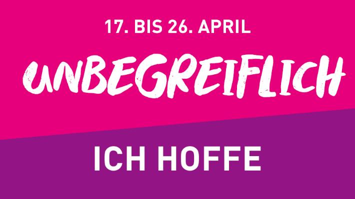 Zu sehen ist zweifarbige Fläche. Der Obere Teil ist Pink, der untere ist Lila und hat an der Oberkante eine Schräge.  Auf den Farben steht das Datum der Heilig-Rock-Tage 2026 17. bis 26. April 2026 und das Leitwort 'Unbegreiflich ich hoffe'