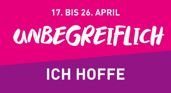 Zu sehen ist zweifarbige Fläche. Der Obere Teil ist Pink, der untere ist Lila und hat an der Oberkante eine Schräge.  Auf den Farben steht das Datum der Heilig-Rock-Tage 2026 17. bis 26. April 2026 und das Leitwort 'Unbegreiflich ich hoffe'