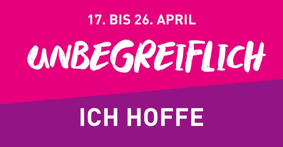Zu sehen ist zweifarbige Fläche. Der Obere Teil ist Pink, der untere ist Lila und hat an der Oberkante eine Schräge.  Auf den Farben steht das Datum der Heilig-Rock-Tage 2026 17. bis 26. April 2026 und das Leitwort 'Unbegreiflich ich hoffe'