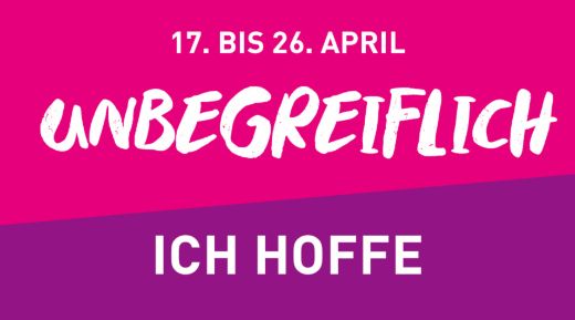 Zu sehen ist zweifarbige Fläche. Der Obere Teil ist Pink, der untere ist Lila und hat an der Oberkante eine Schräge.  Auf den Farben steht das Datum der Heilig-Rock-Tage 2026 17. bis 26. April 2026 und das Leitwort 'Unbegreiflich ich hoffe'