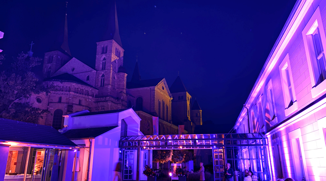 Garten des Museums am Dom Trier beleuchtet in der Museumsnacht.