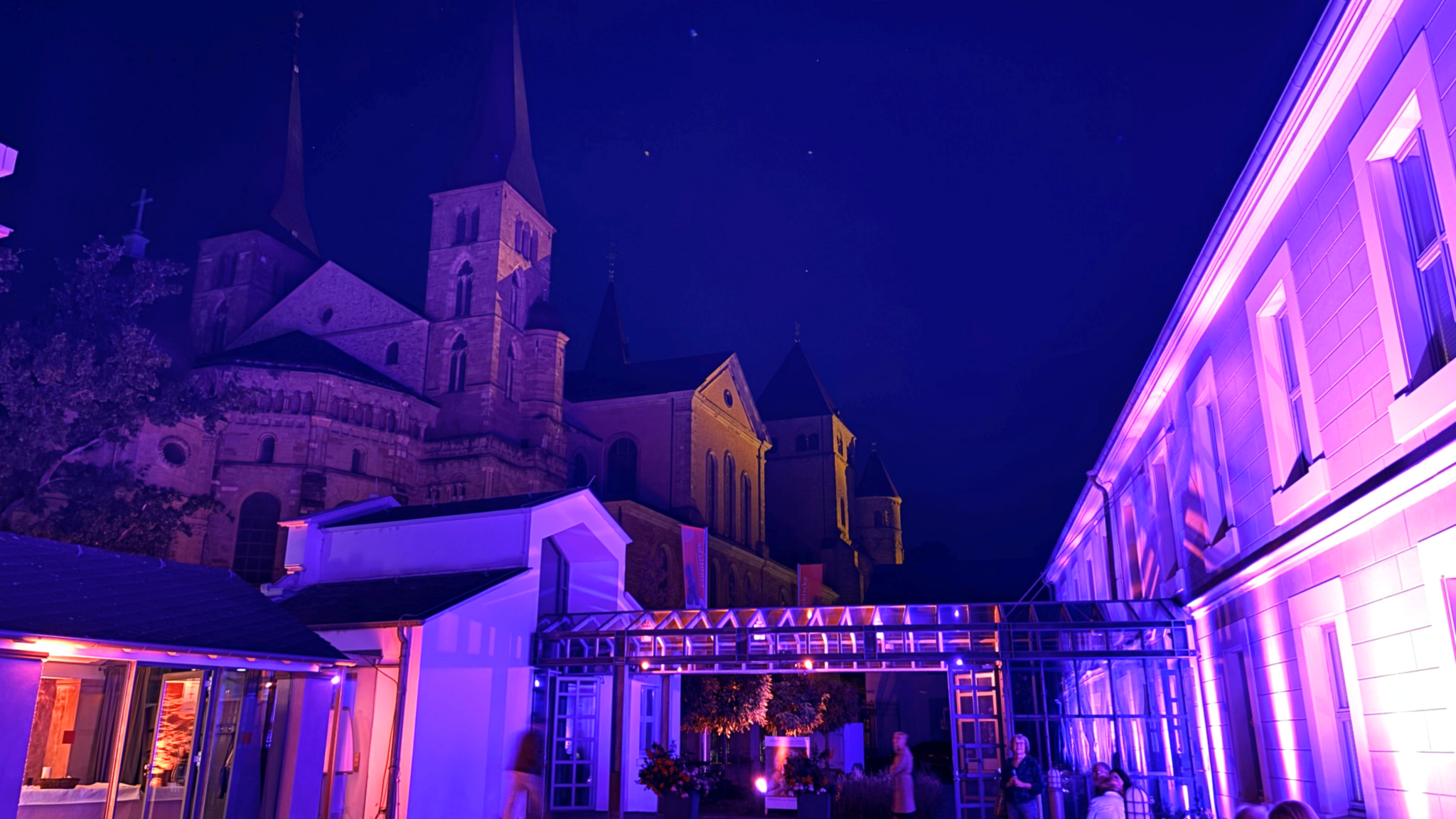 Garten des Museums am Dom Trier beleuchtet in der Museumsnacht.