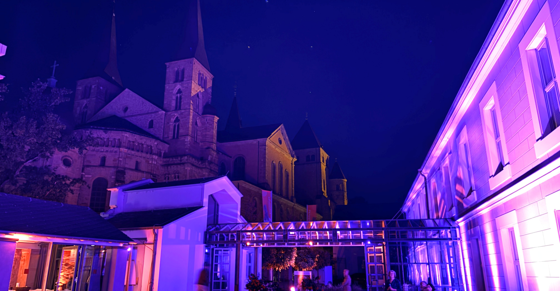 Garten des Museums am Dom Trier beleuchtet in der Museumsnacht.