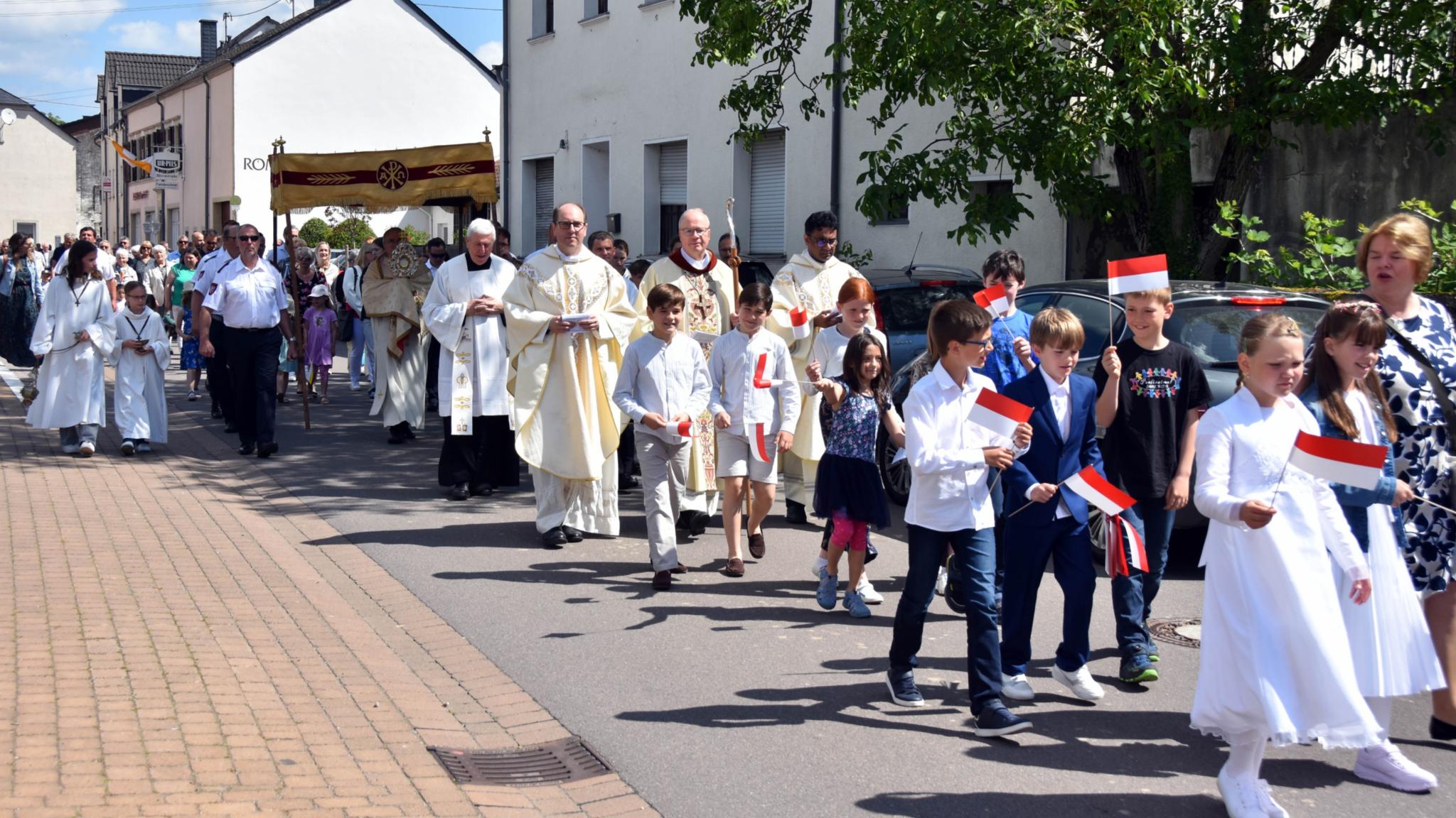 Prozession durch Nennig.