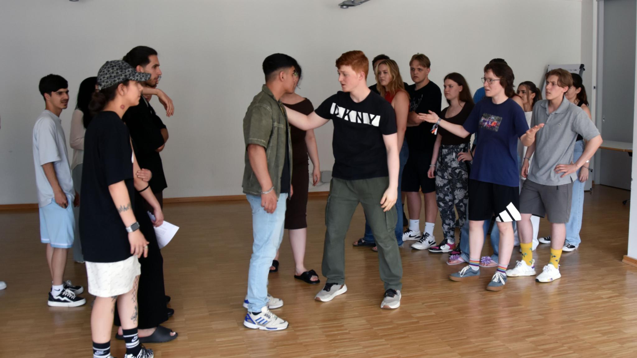 Eine Gruppe von jungen Menschen probt für ein Theaterstück