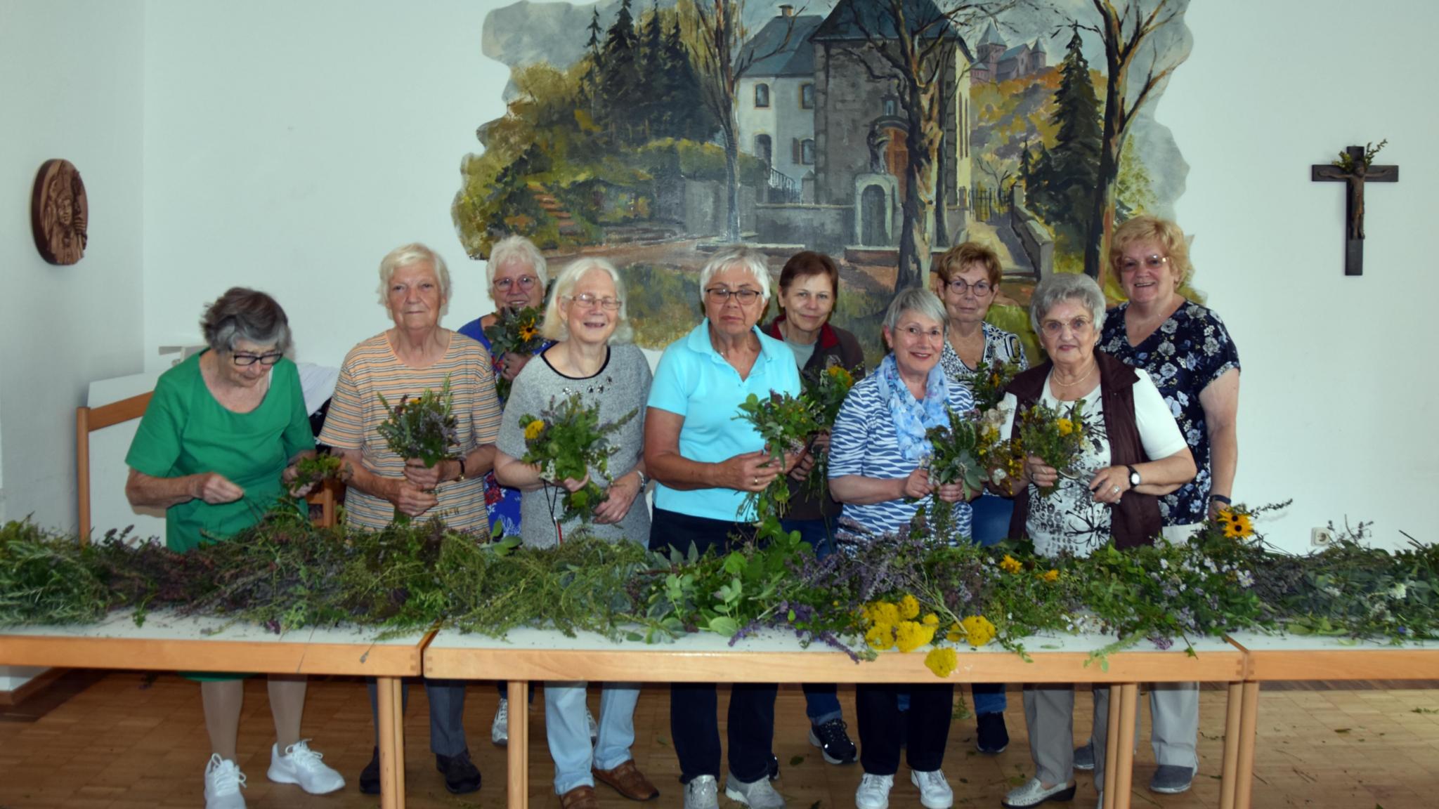 Die Frauen des KDFB in St. Wendel haben im Cusanushaus 180 Kräutersträuße gebunden.