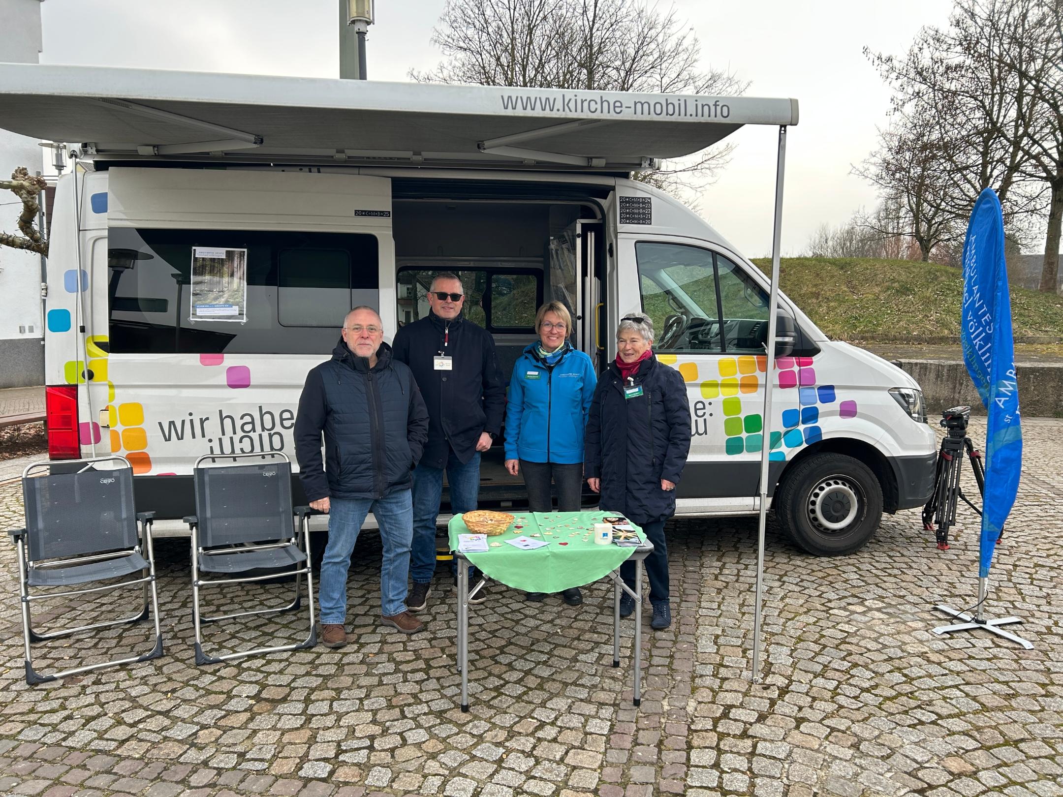 Hartmut Dahmen, Christoph Morgen sowie Agnes Himbert und Martina Wenzel am 14. Februar vor dem kirche:Mobil!