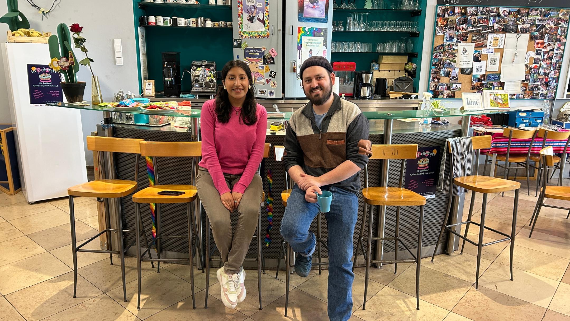 Till Edlinger (rechts) ist der neue Leiter des Café Exodus in Saarbrücken. Seit März arbeitet auch Carla Daniela Salgveiro Forquera aus Bolivien als Freiwilligendienstleistende im Jugendtreff.