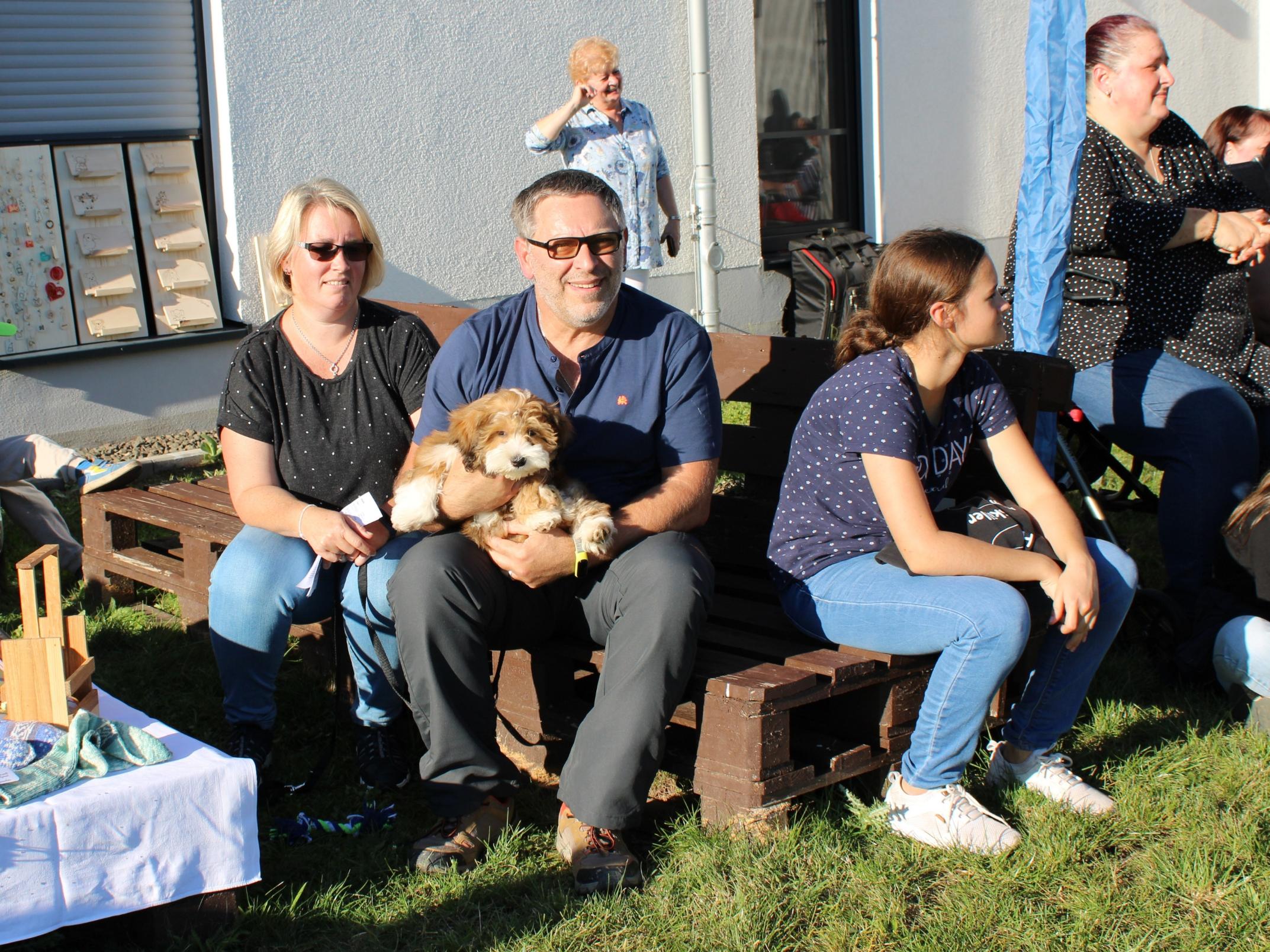 Isabell und Ralf (auf der Bank v.l.) waren mit Hund Mogli zum Gottesdienst gekommen