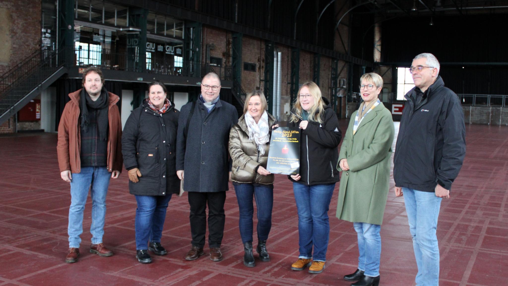 Das Leitungsteam der Saarbrücker Heiligabend-Aktion: (v.l.) Maximilian Schmitt (Café Exodus), Tina Haase (Fachstelle Kinder- und Jugendpastoral), Superintendent Christian Weyer (Kirchenkreis Saar West), Alexandra Klein und Tina Wagner (beide Fachstelle) Lutwin Gilla und Monika Urbatsch (beide Pastoraler Raum Saarbrücken), im E-Werk in Saarbrücken.