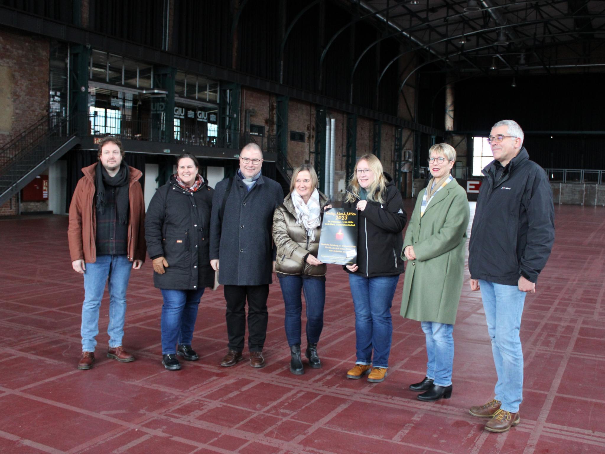 Das Leitungsteam der Saarbrücker Heiligabend-Aktion: (v.l.) Maximilian Schmitt (Café Exodus), Tina Haase (Fachstelle Kinder- und Jugendpastoral), Superintendent Christian Weyer (Kirchenkreis Saar West), Alexandra Klein und Tina Wagner (beide Fachstelle) Lutwin Gilla und Monika Urbatsch (beide Pastoraler Raum Saarbrücken), im E-Werk in Saarbrücken.