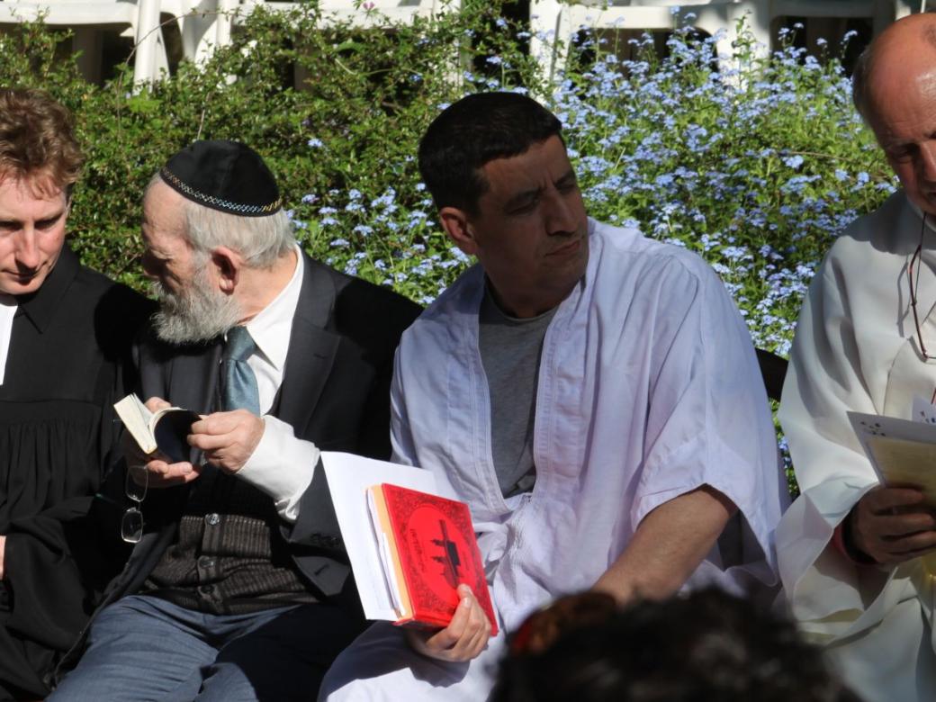 Mitwirkende Geistliche der verschiedenen Religionen beim Interreligiösen Friedensgebet „auf der Grenze“ 2023.