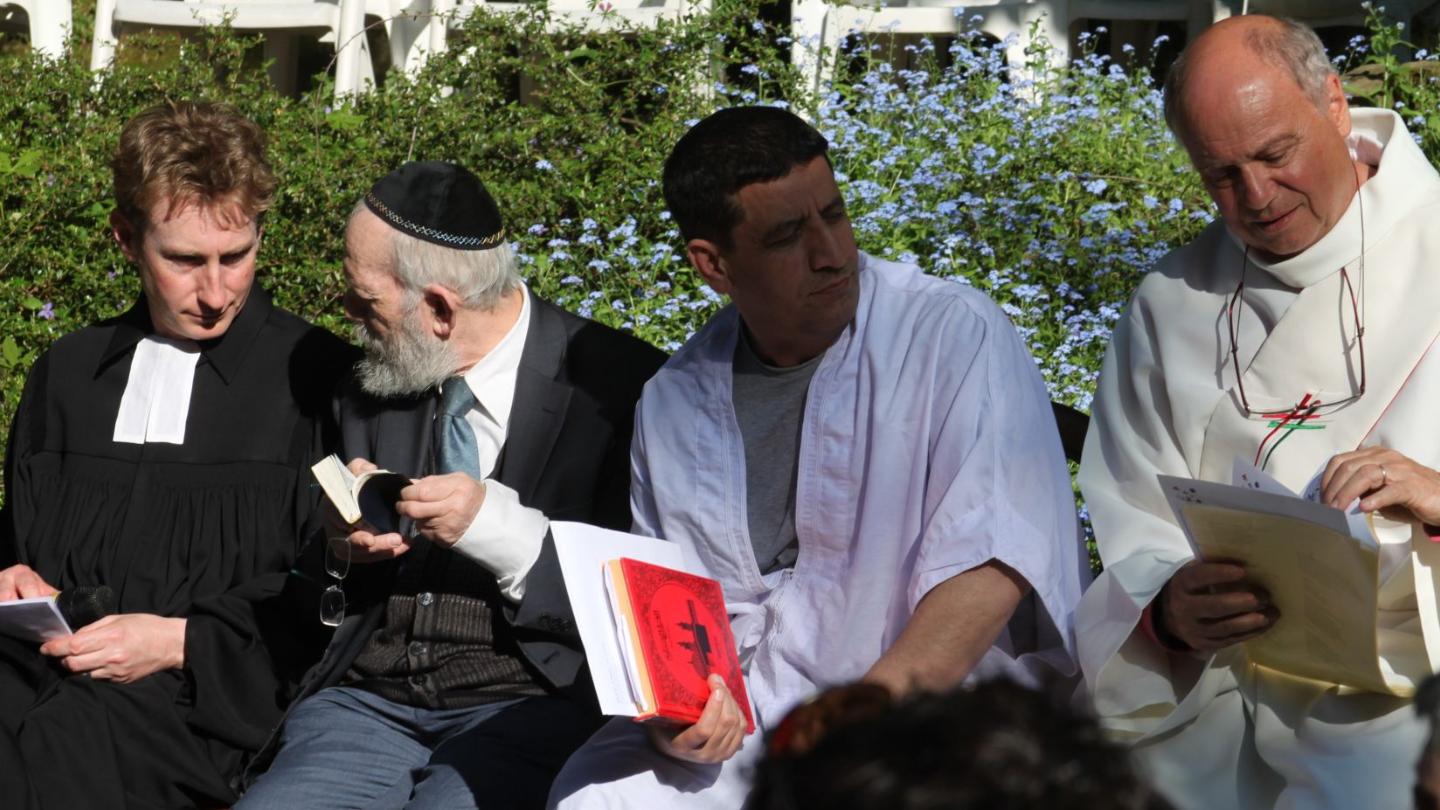 Mitwirkende Geistliche der verschiedenen Religionen beim Interreligiösen Friedensgebet „auf der Grenze“ 2023.
