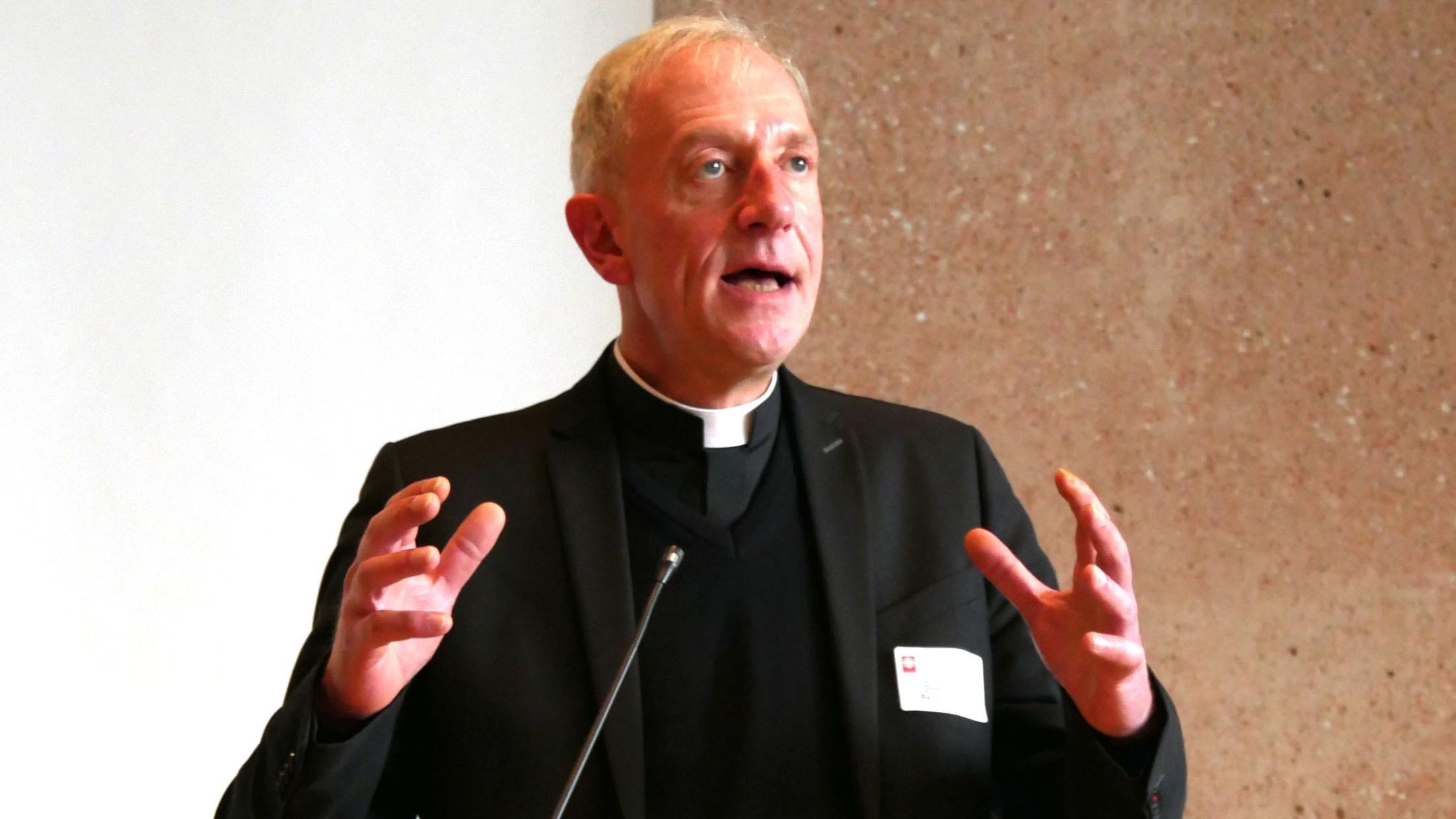 Der Vorsitzende des Diözesan-Caritasverbandes, Domkapitular Benedikt Welter