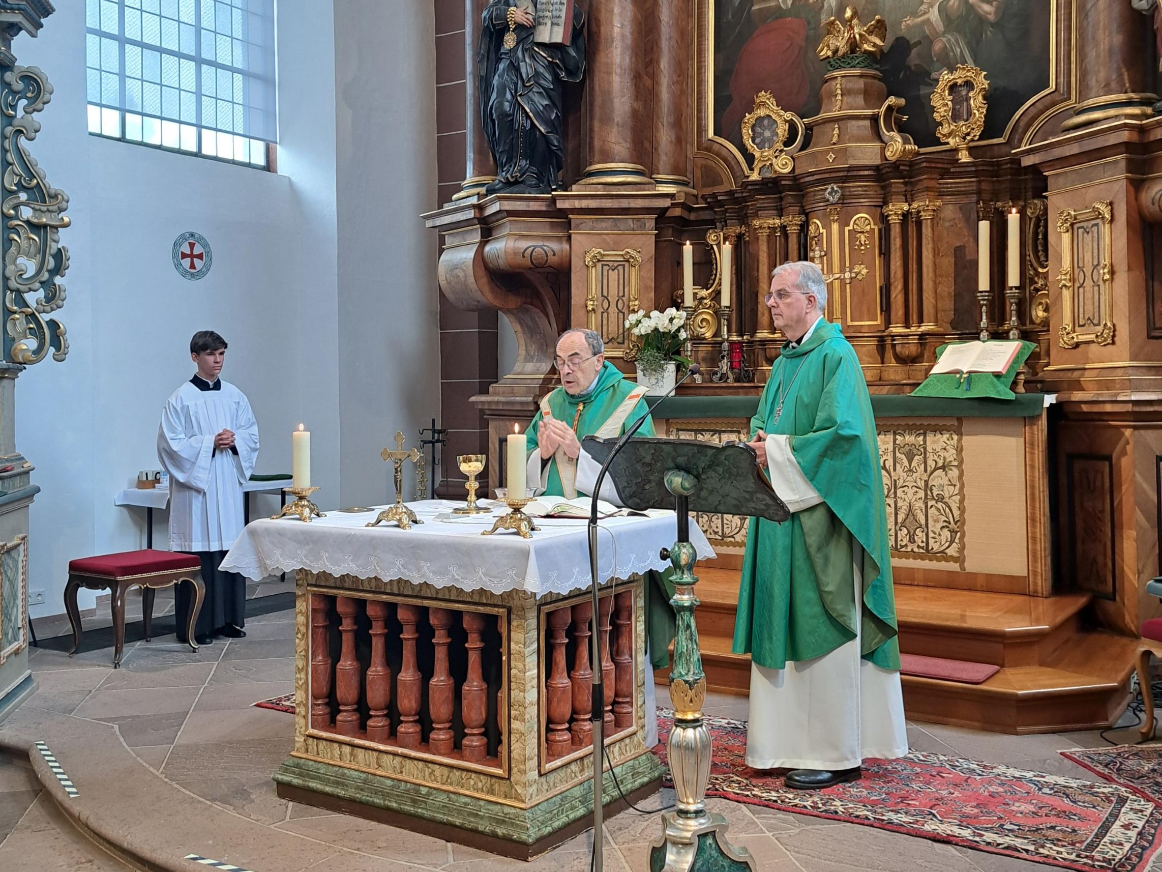 Eine transnationale Begegnung im Altarraum der französisch-luxemburgisch-deutschen Welschnonnensaga: Der ehemalige Primas von Gallien zelebriert am französischen Vatertag eine Messe in der Welschnonnenkirche, rechts daneben Weihbischof Jörg Michael Peters