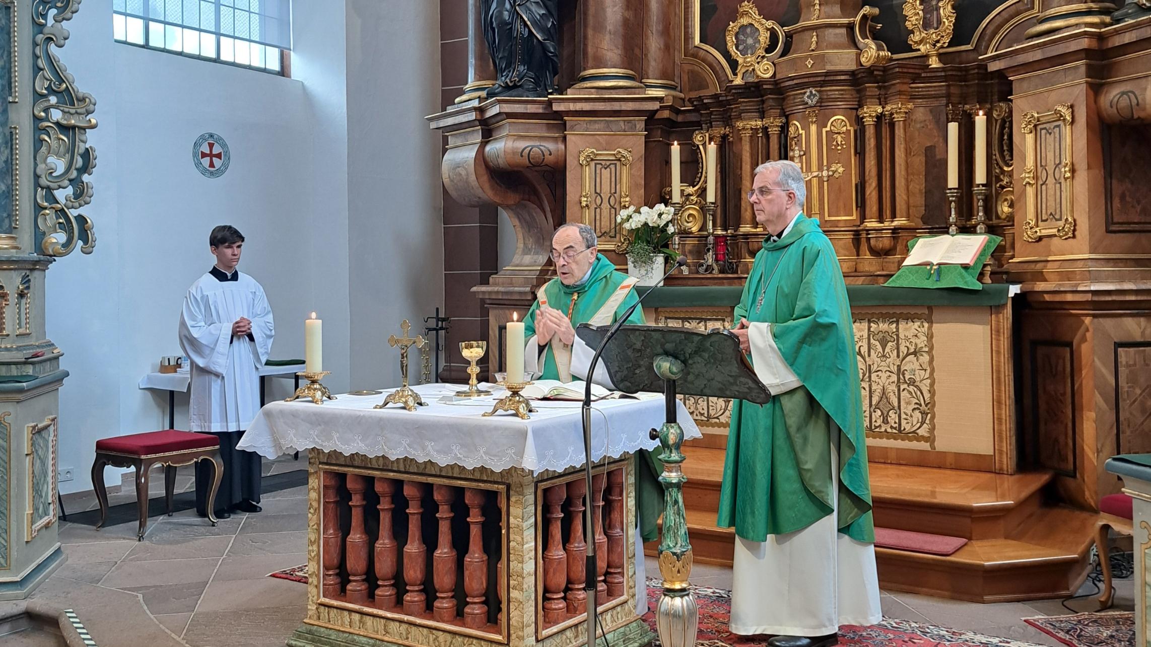 Eine transnationale Begegnung im Altarraum der französisch-luxemburgisch-deutschen Welschnonnensaga: Der ehemalige Primas von Gallien zelebriert am französischen Vatertag eine Messe in der Welschnonnenkirche, rechts daneben Weihbischof Jörg Michael Peters