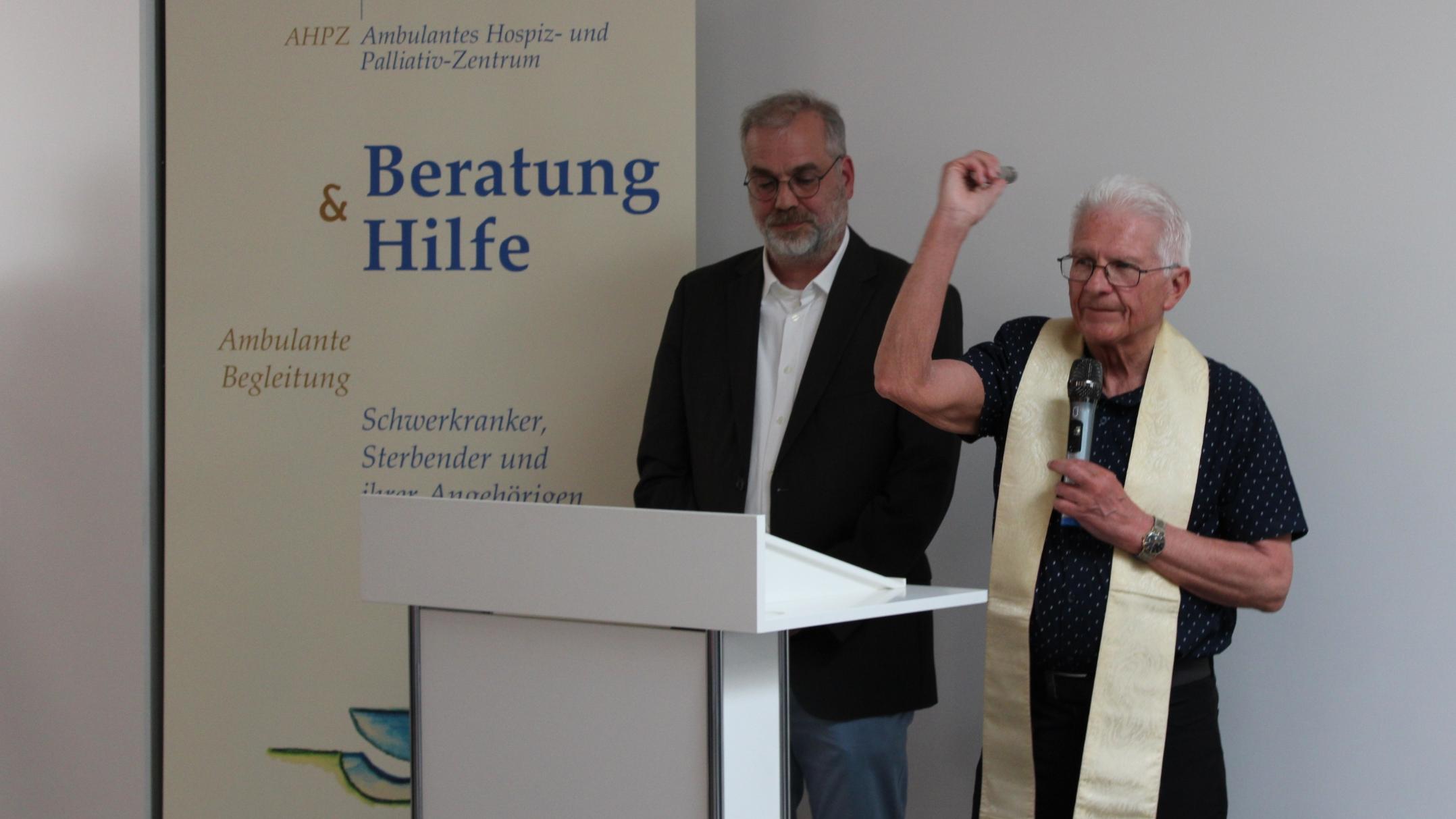 Pfarrer Ulrich Kräuter (Ev. Kirchengemeinde St. Wendel-Illtal) und Pfarrer i.R. Erwin Recktenwald (Pastoraler Raum St. Wendel) segneten das neue Zentrum.