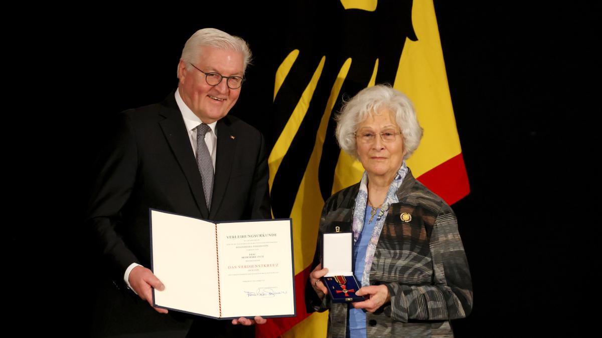 Bundespräsident Frank-Walter Steinmeier zeichnet Heidemarie Zech aus Dillingen mit dem Bundesverdienstkreuz aus.