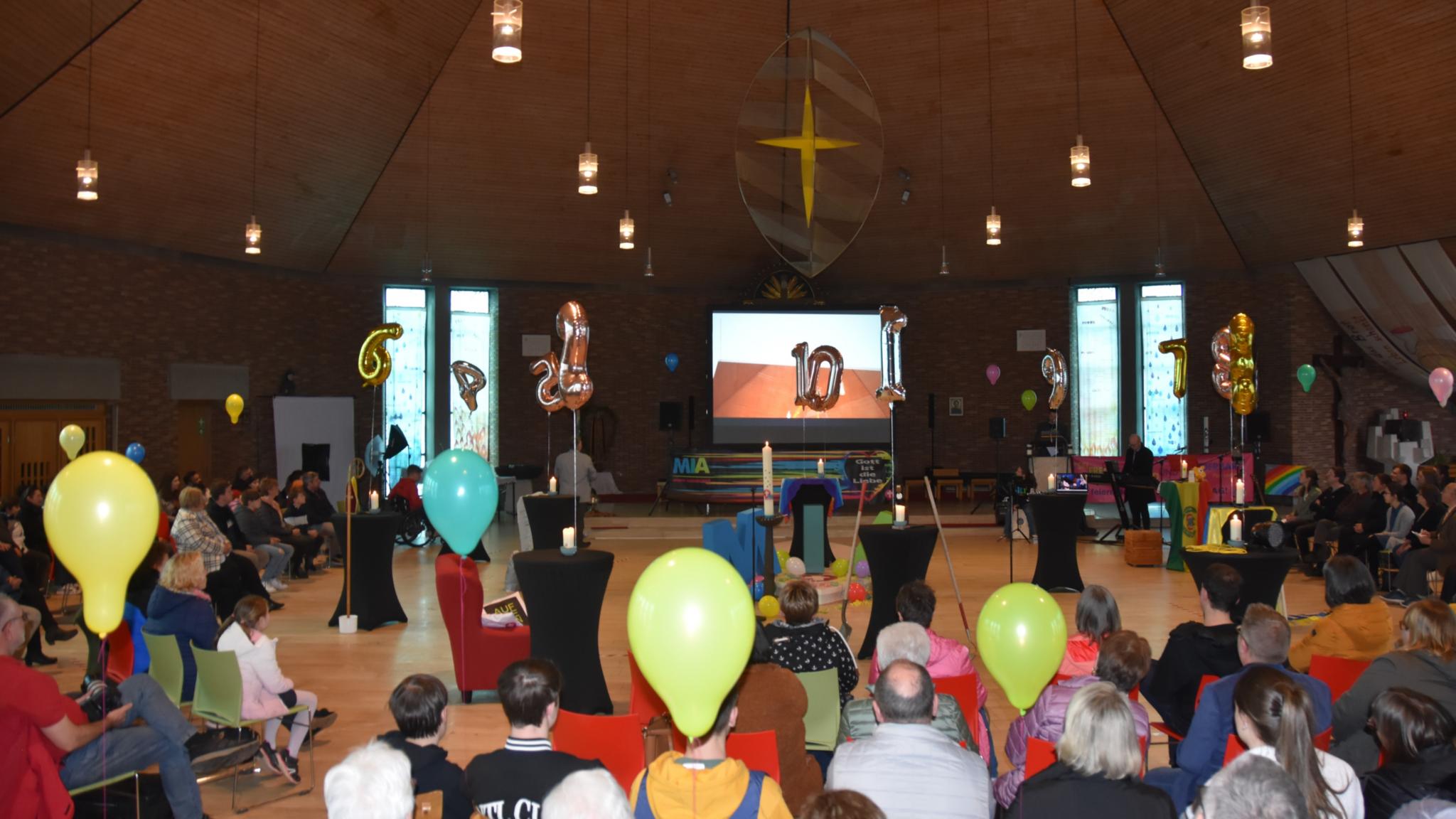 Gottesdienst zum 10. Geburtstag der Jugendkirche MIA mit Luftballons
