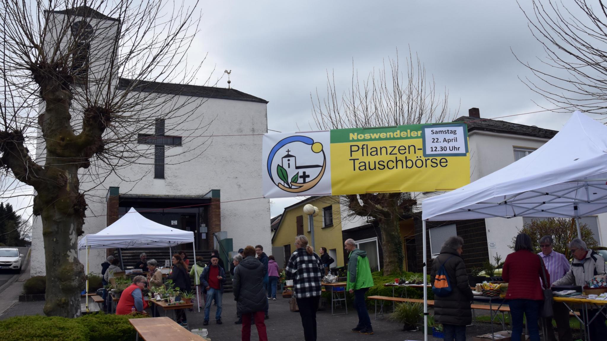 Pflanzentauschbörse vor der Noswendeler Kirche St. Johannes.