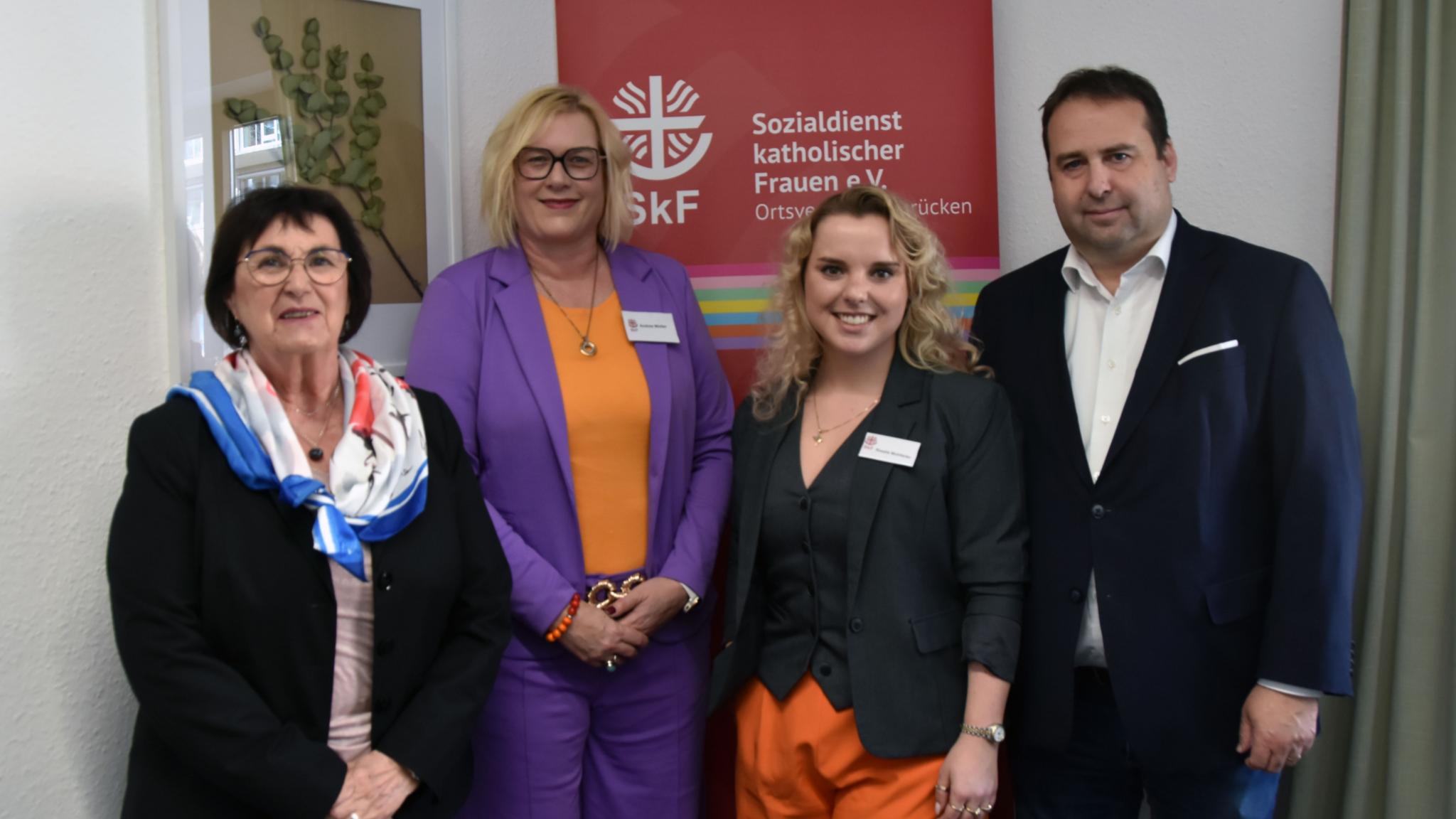 SkF-Vorstandsvorsitzende Gaby Schäfer, SkF-Geschäftsführerin Andrea Wolter, SkF-Kinderpsychologin Rosalie-Josephine Wohlfarter und Sozialminister Magnus Jung (vlnr).