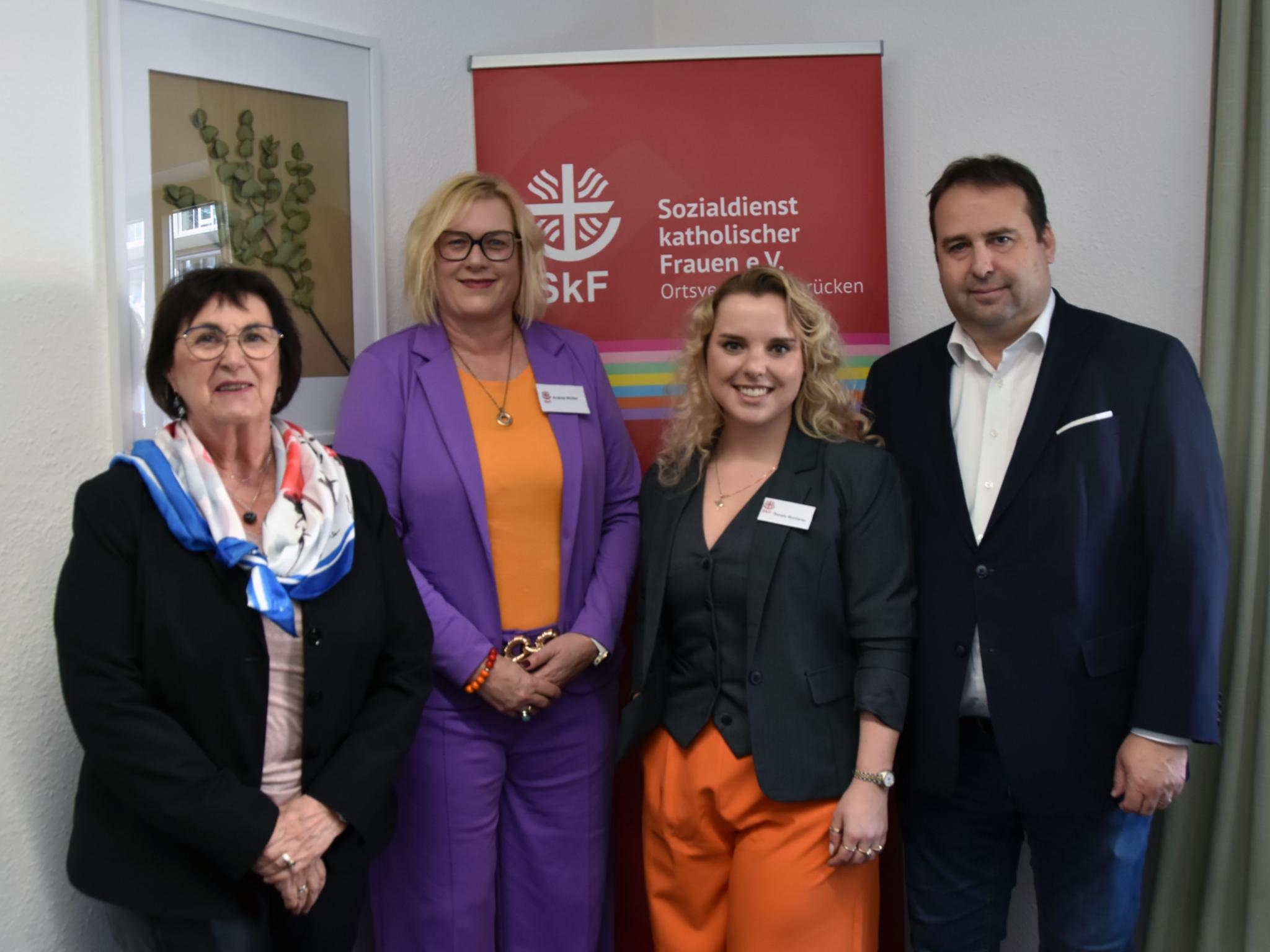 SkF-Vorstandsvorsitzende Gaby Schäfer, SkF-Geschäftsführerin Andrea Wolter, SkF-Kinderpsychologin Rosalie-Josephine Wohlfarter und Sozialminister Magnus Jung (vlnr).