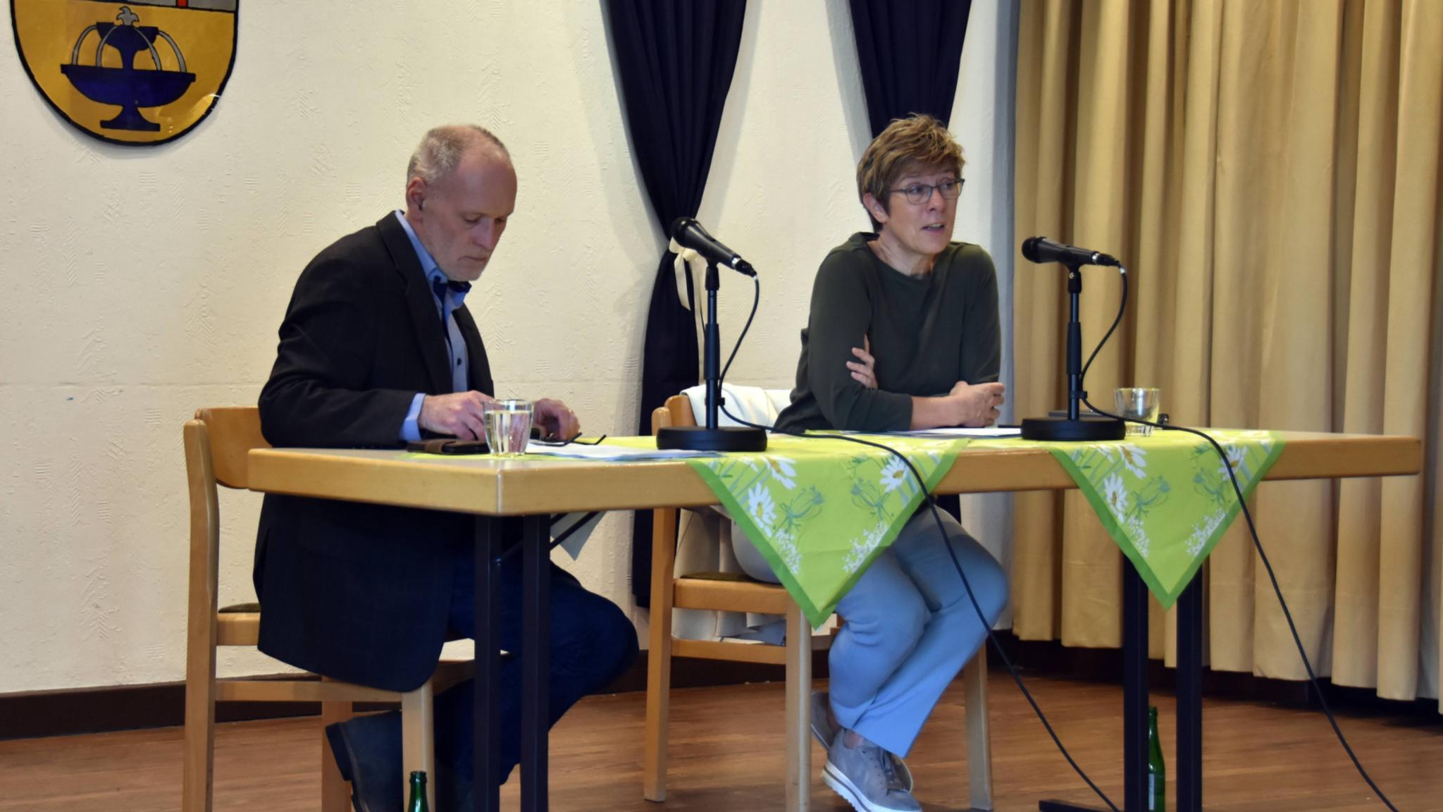 Annegret Kramp-Karrenbauer auf dem Podium mit Moderator Oliver Hilt.