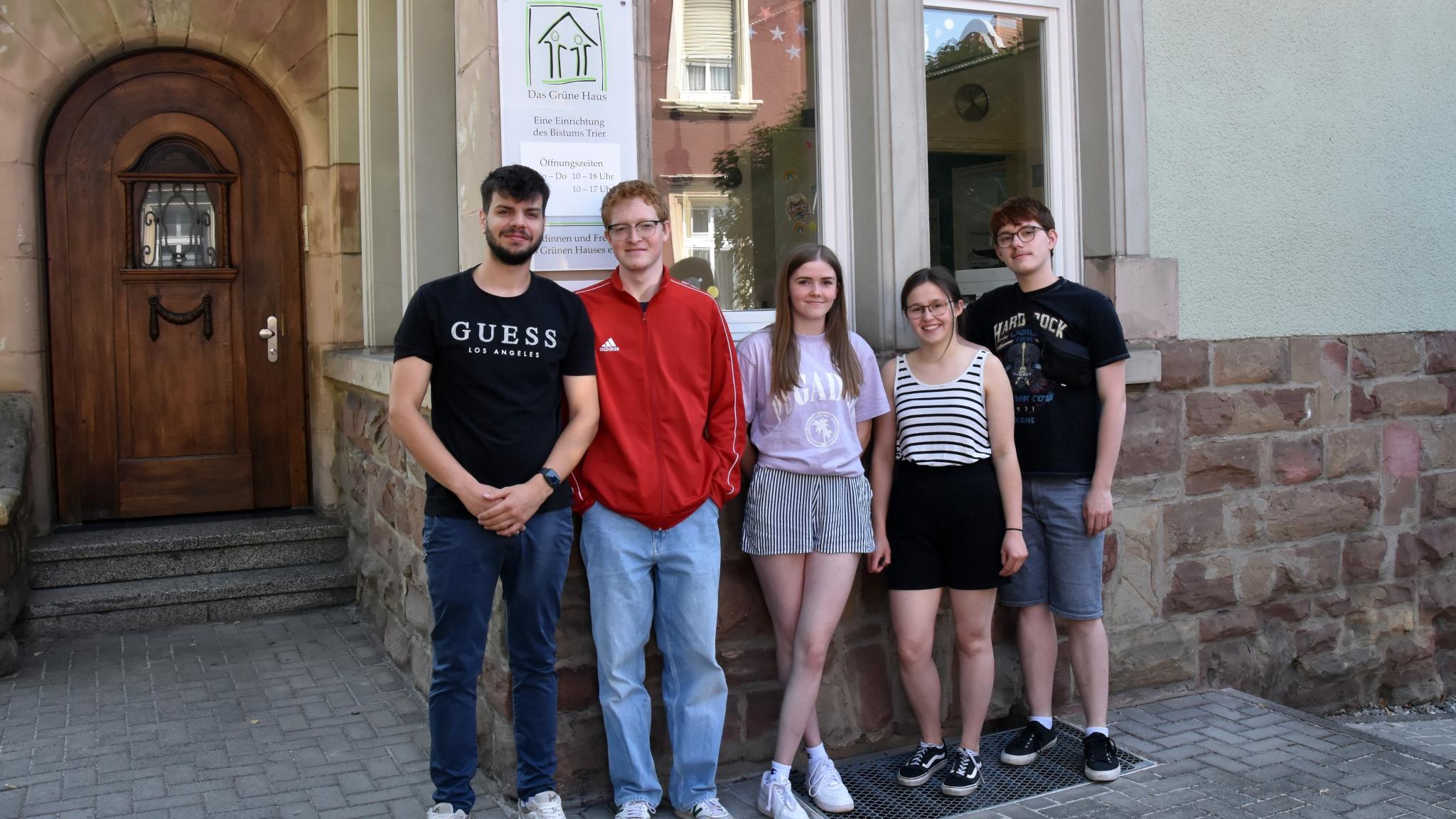 Luca Kleinbauer, Elija Duchène, Lilly Waltner, Judith Hoffmann und Tobias Freytag machen einen Bundesfreiwilligendienst im Grünen Haus in Völklingen.