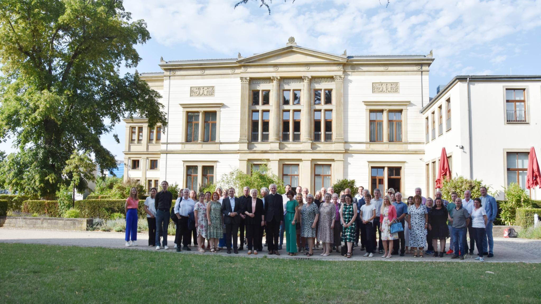 Die Teilnehmenden und ihre Gastgeber beim Auftakt des Programms Lebenswirklichkeiten vor dem Saar-Landtag.