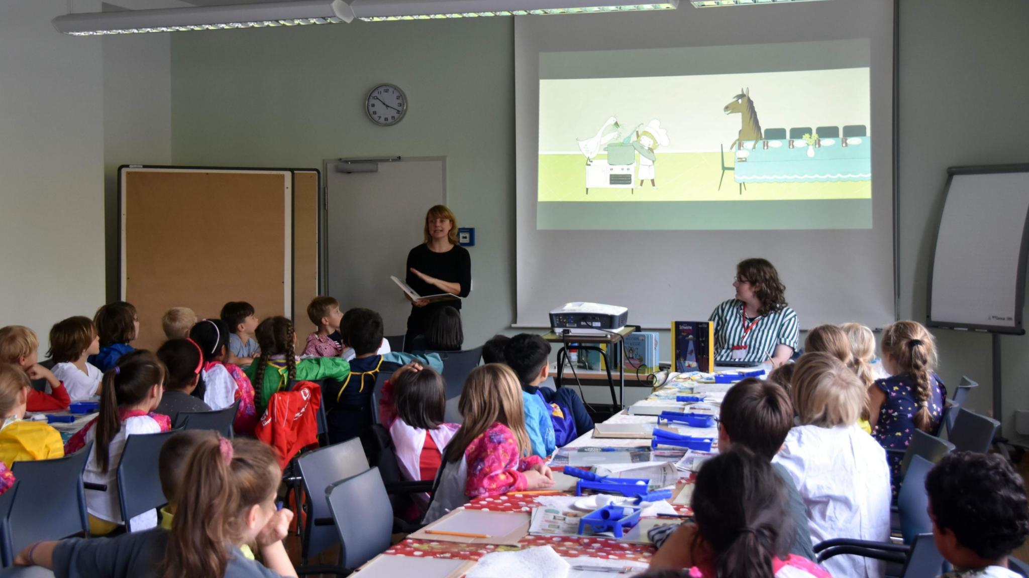 Zweitklässler der Europäischen Schule Saarland lernen beim Workshop 'Suppe ist fertig' von Illustratorin Susanne Straßer die Technik der Monotypie.