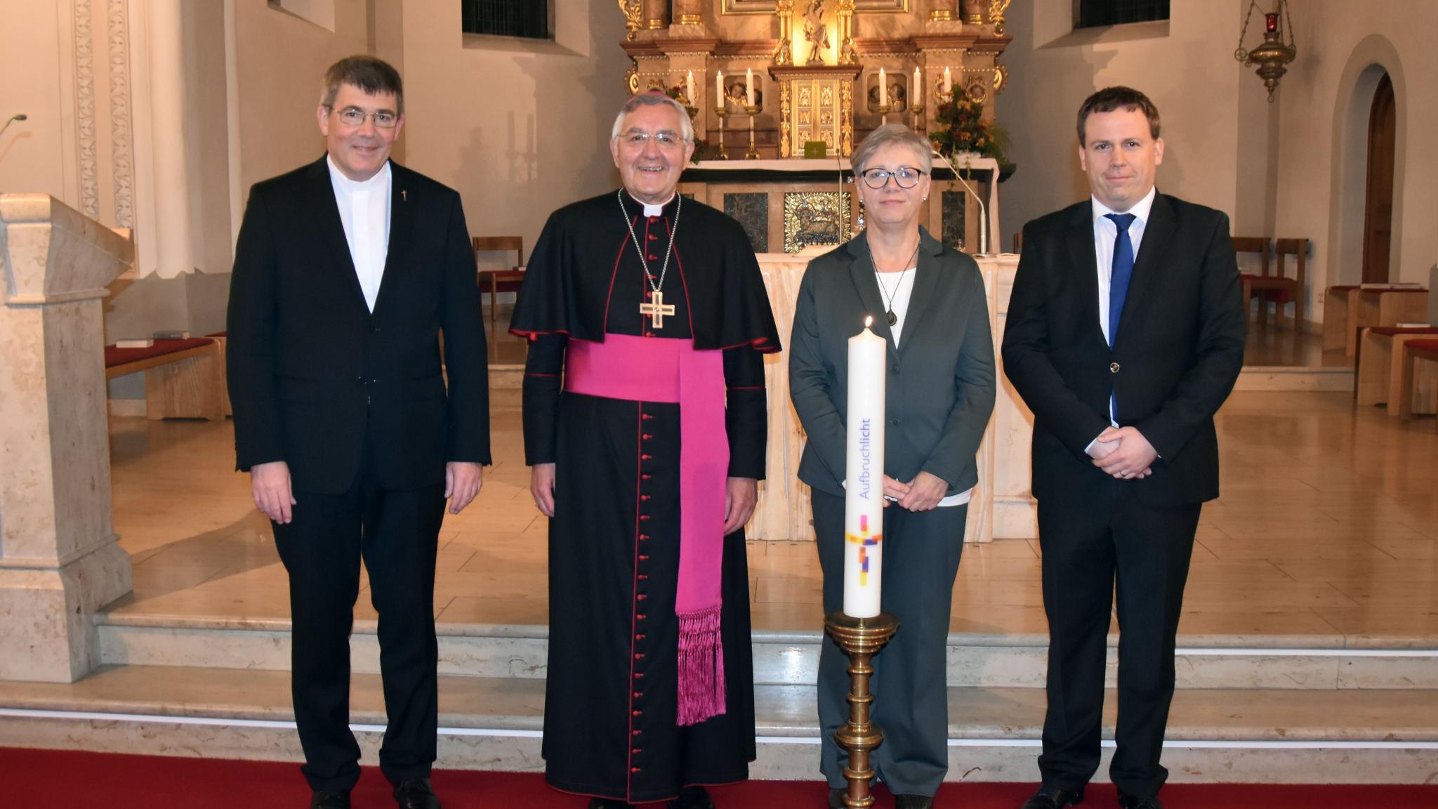 Dekan Pfarrer Achim Thieser, Weihbischof Franz Josef Gebert, Eva Gebel und Stefan Backes (von links).