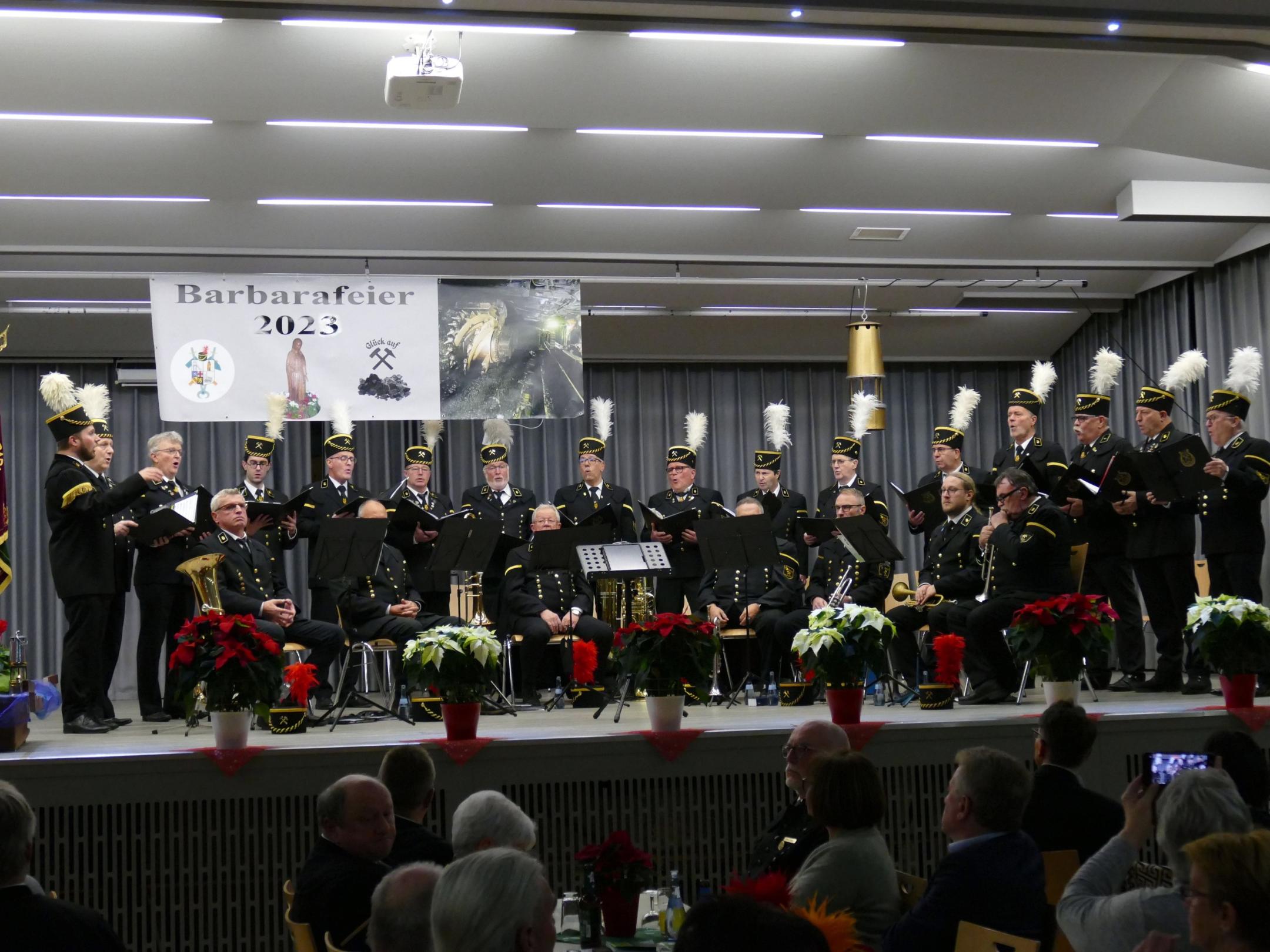 Saarknappenchor und das Brass Ensemble der Bergkapelle spielten bei der Zentralen Barbarafeier.