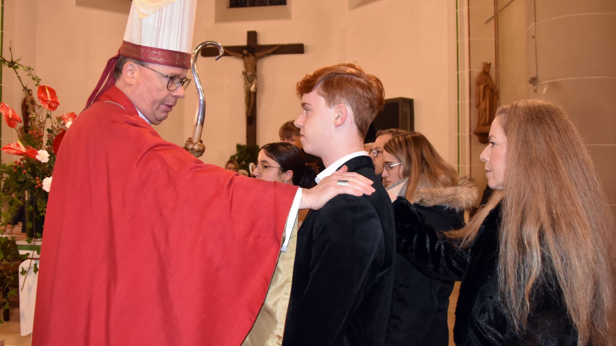 Bischof Dr. Stephan Ackermann spendete 77 Jugendlichen das Sakrament der Firmung.