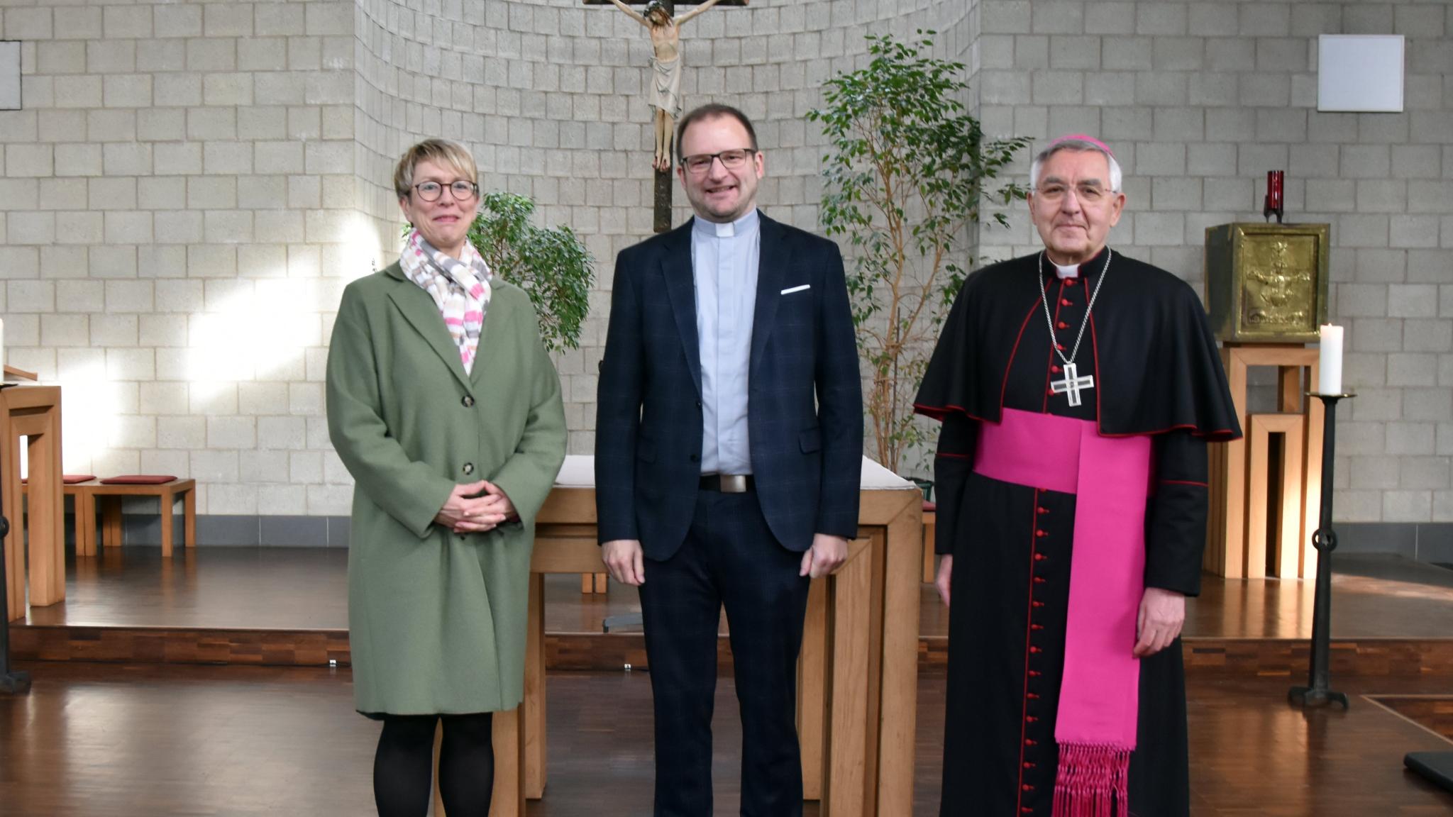 Monika Urbatsch, Frank Kleinjohann und Weihbischof Franz Josef Gebert.