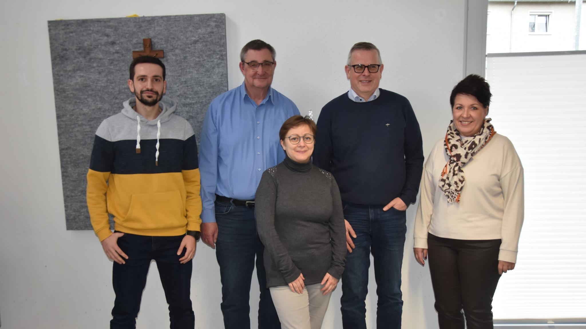 Sprachmittler Mohamad Hamza Alsalkini, Ämterlotse Guido Speicher, Ehrenamtskoordinatorin Annalisa Crisetti, Pastoralreferent Christoph Morgen und Steffi Dincher-Puhl, Teamleiterin im Caritas Beratungszentrum Völklingen.