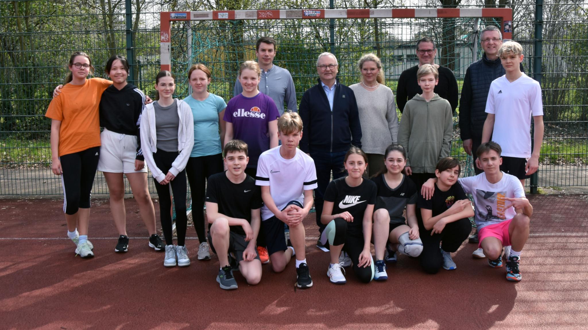 Schülerinnen und Schüler der Klasse 7b und ihre Lehrer Stephan Arnold, Stefan Kilz, Annemarie Reimers, Mark Kopp und Schulpfarrer Bernd Schütz.