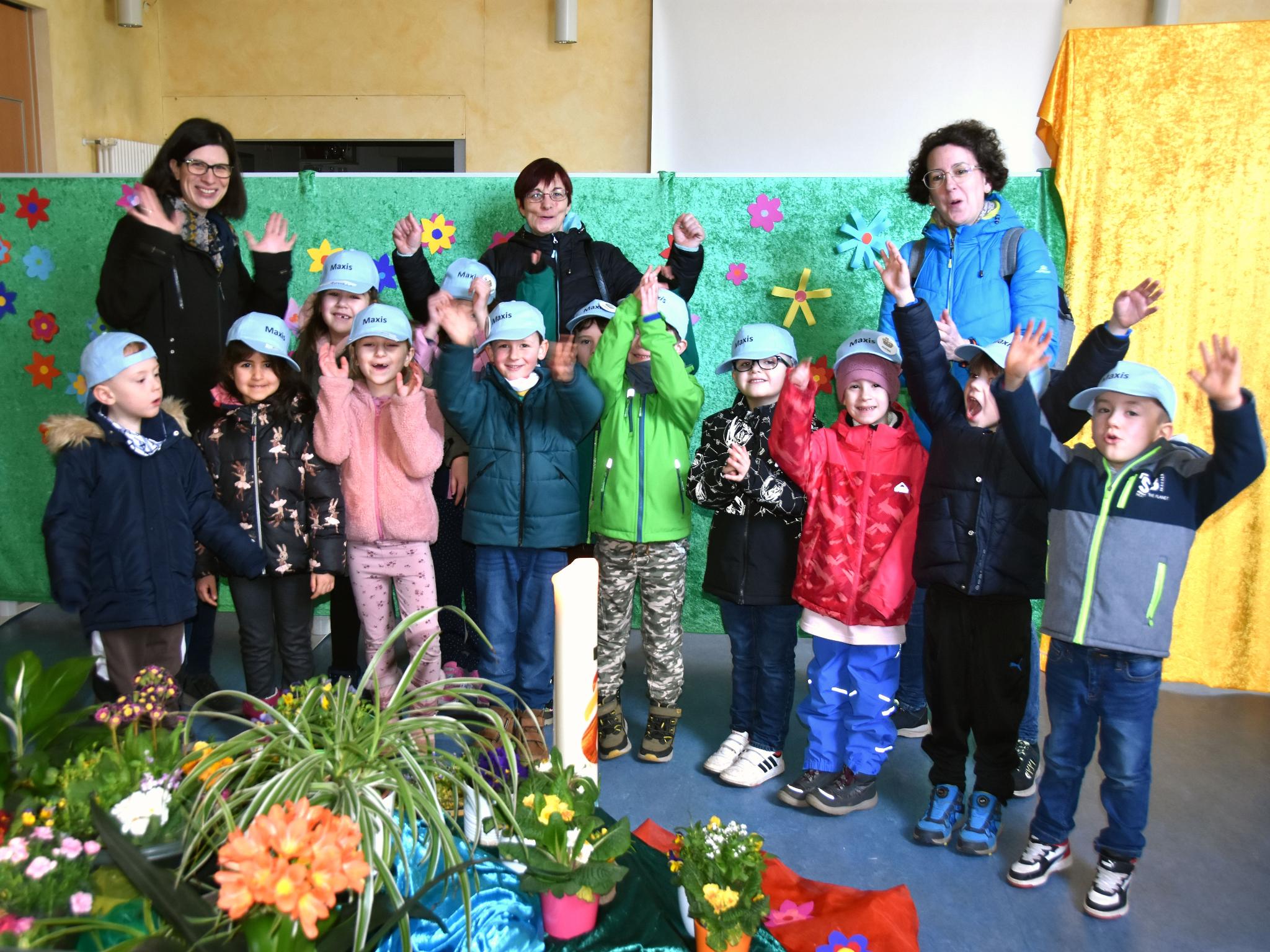 Die Kinder der katholischen Kita St. Maximin aus Dillingen-Pachten freuen sich über die Auferstehung Jesu. Mit Gemeindereferentin Jessica Schanno (links) und den Erzieherinnen Katja Bergum und Annette Winter.