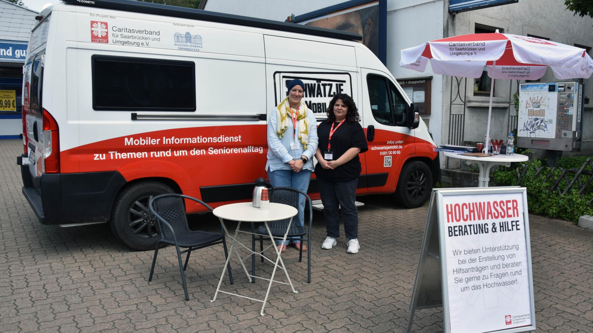 Amina Belaredj und Hannan Chalabi vom Caritasverband Saarbrücken und Umgebung e.V. beraten in Lauterbach Hochwasserbetroffene.