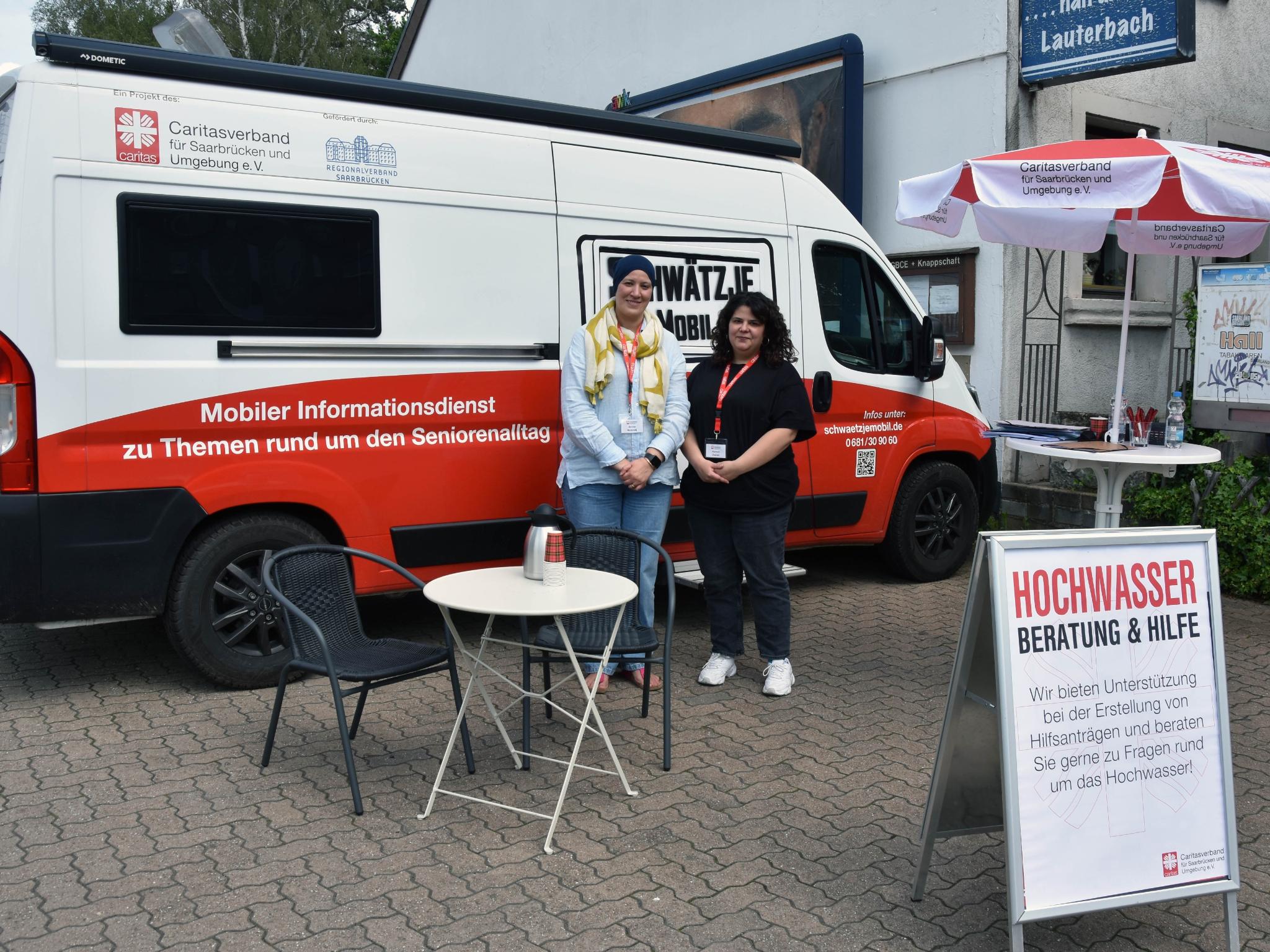 Amina Belaredj und Hannan Chalabi vom Caritasverband Saarbrücken und Umgebung e.V. beraten in Lauterbach Hochwasserbetroffene.