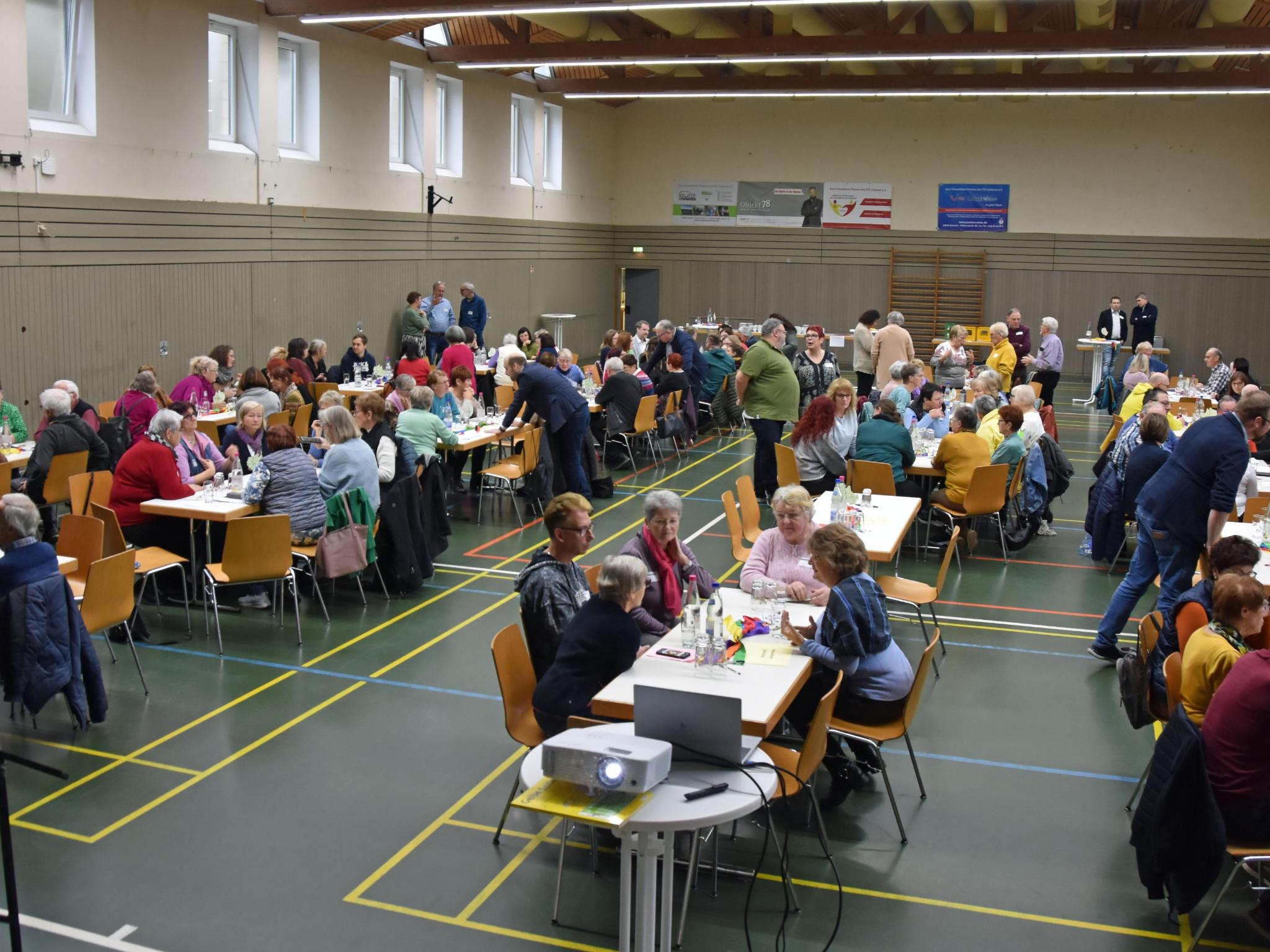 Blick in die Talbachhalle bei der Synodalversammlung des Pastoralen Raums Lebach.