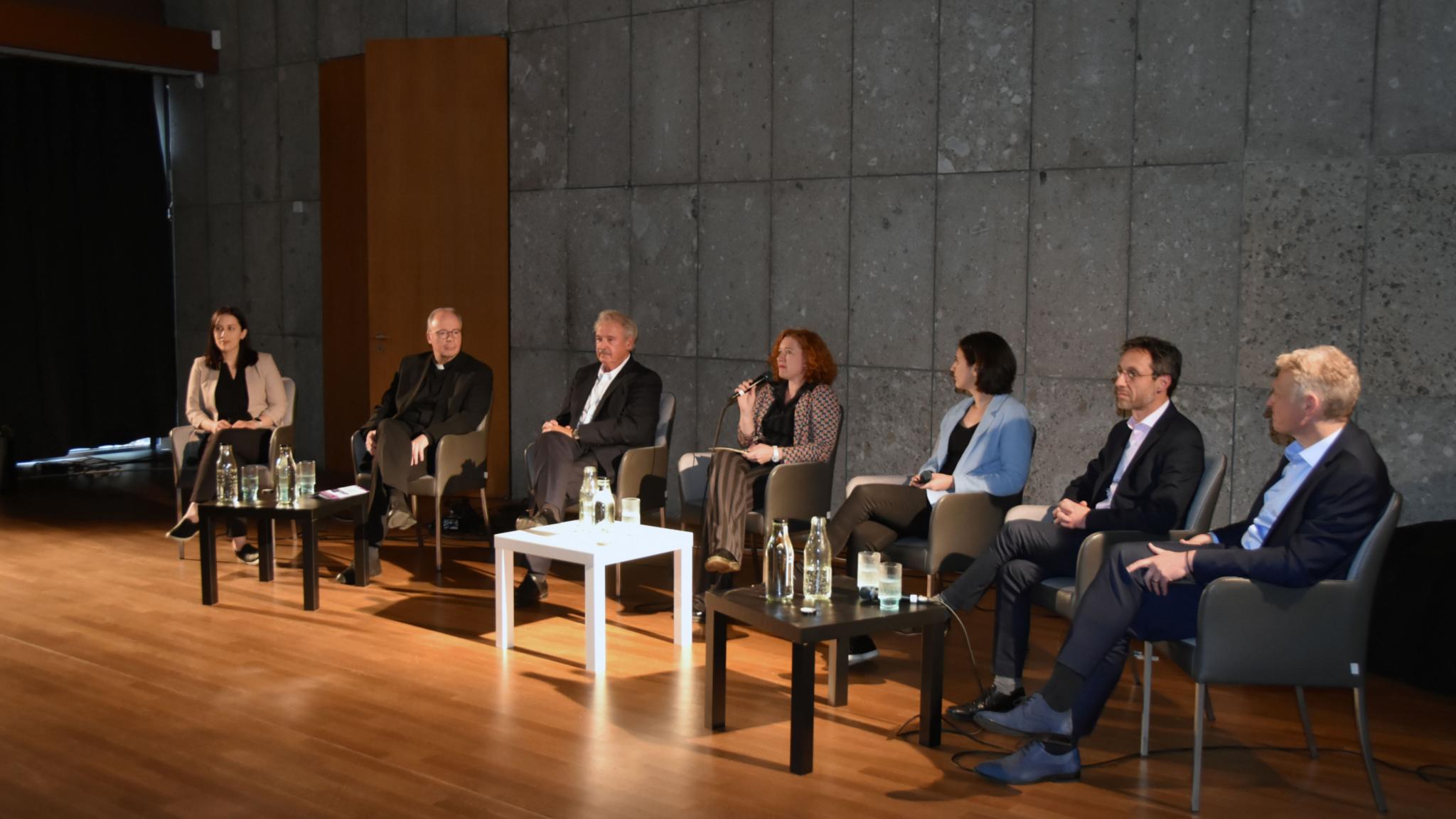 Es diskutierten: Carolin Ackermann, Stephan Ackermann, Jean Asselborn, Sabine Wachs, Stelle Pazzi, Thomas Bousonville und Stephan Toscani.