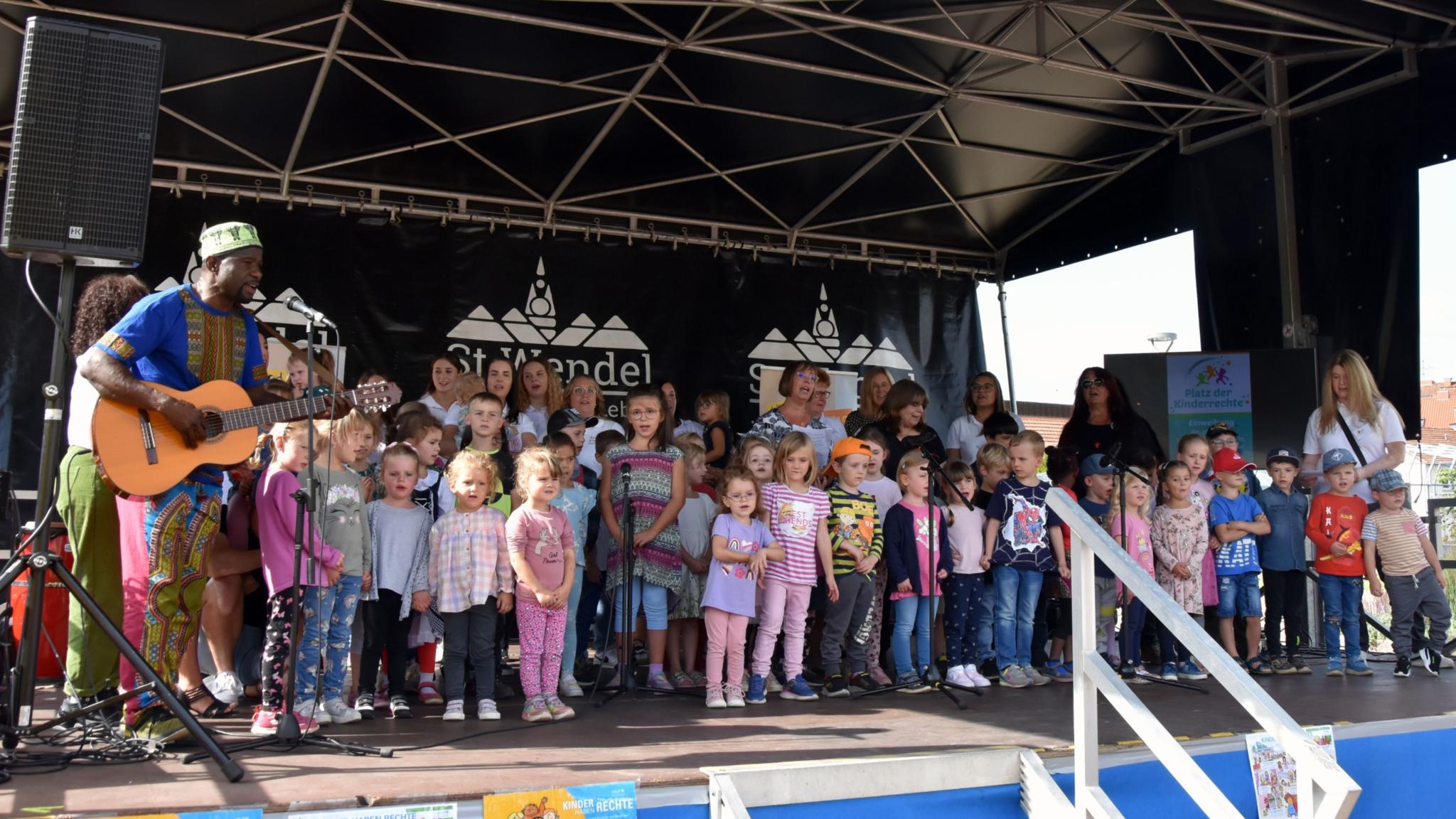 Kinder der katholischen Kitas Winterbach und Niederlinxweiler singen mit Dédé Mazietele.